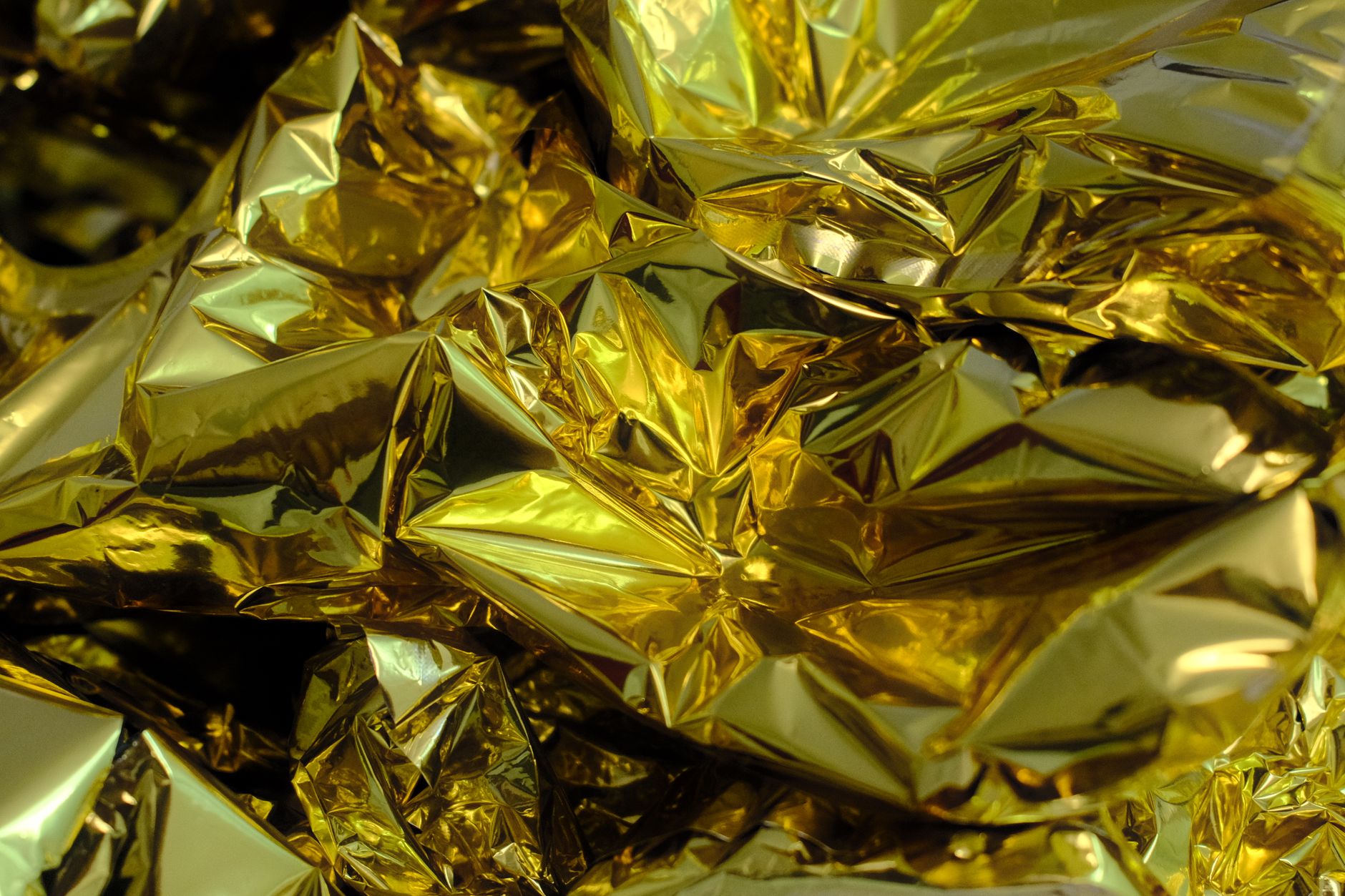 Reflective metal sheets that can glare under overhead shop lighting and confuse flat vision systems.
