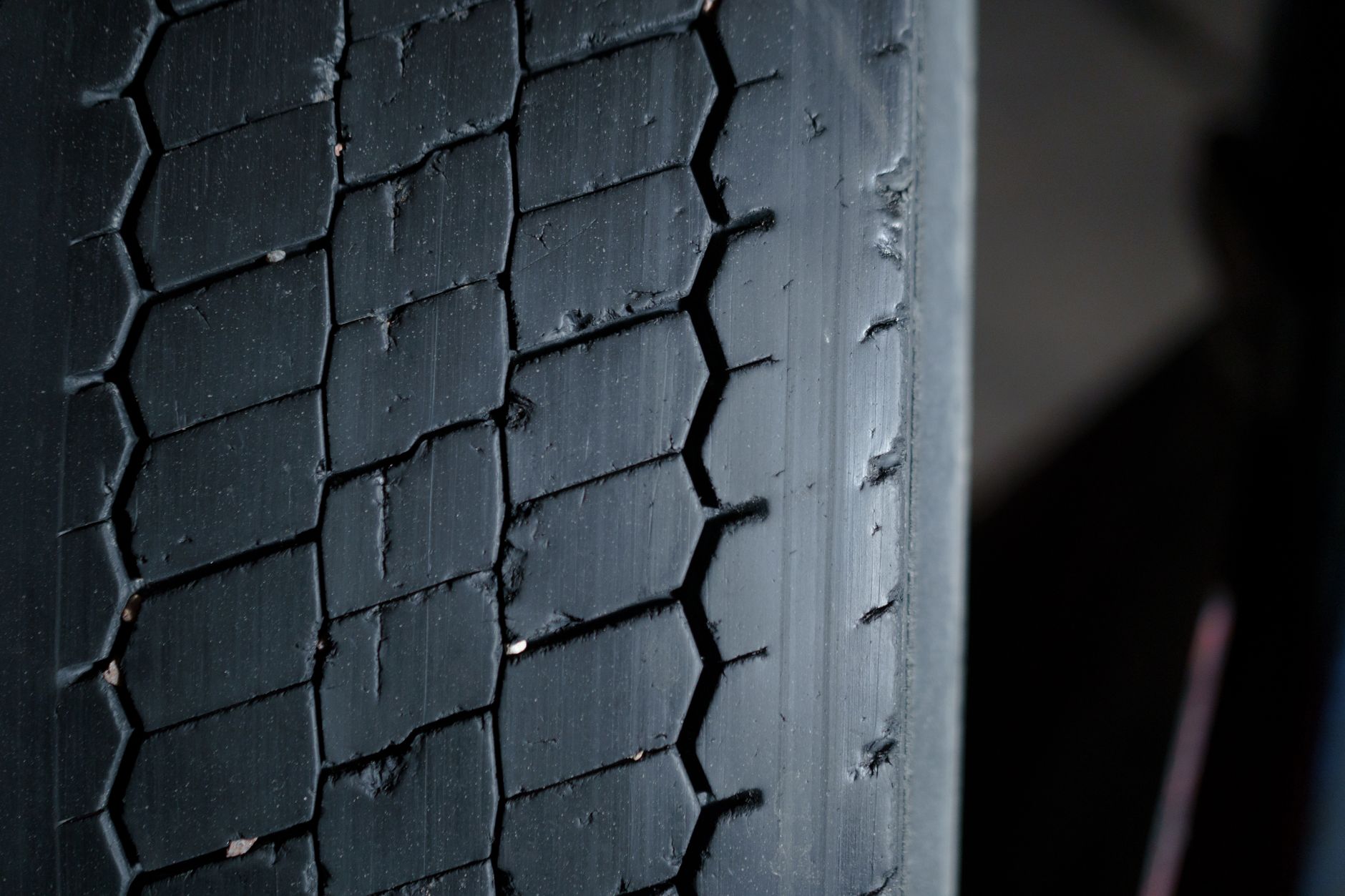 A close view of a tire bead and sidewall highlights the surfaces that require supported, damage-free handling.