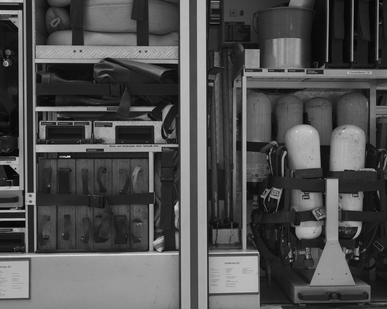 Secured oxygen cylinders in a dedicated storage room illustrate the lawful pickup point and enclosure rules described in the article.