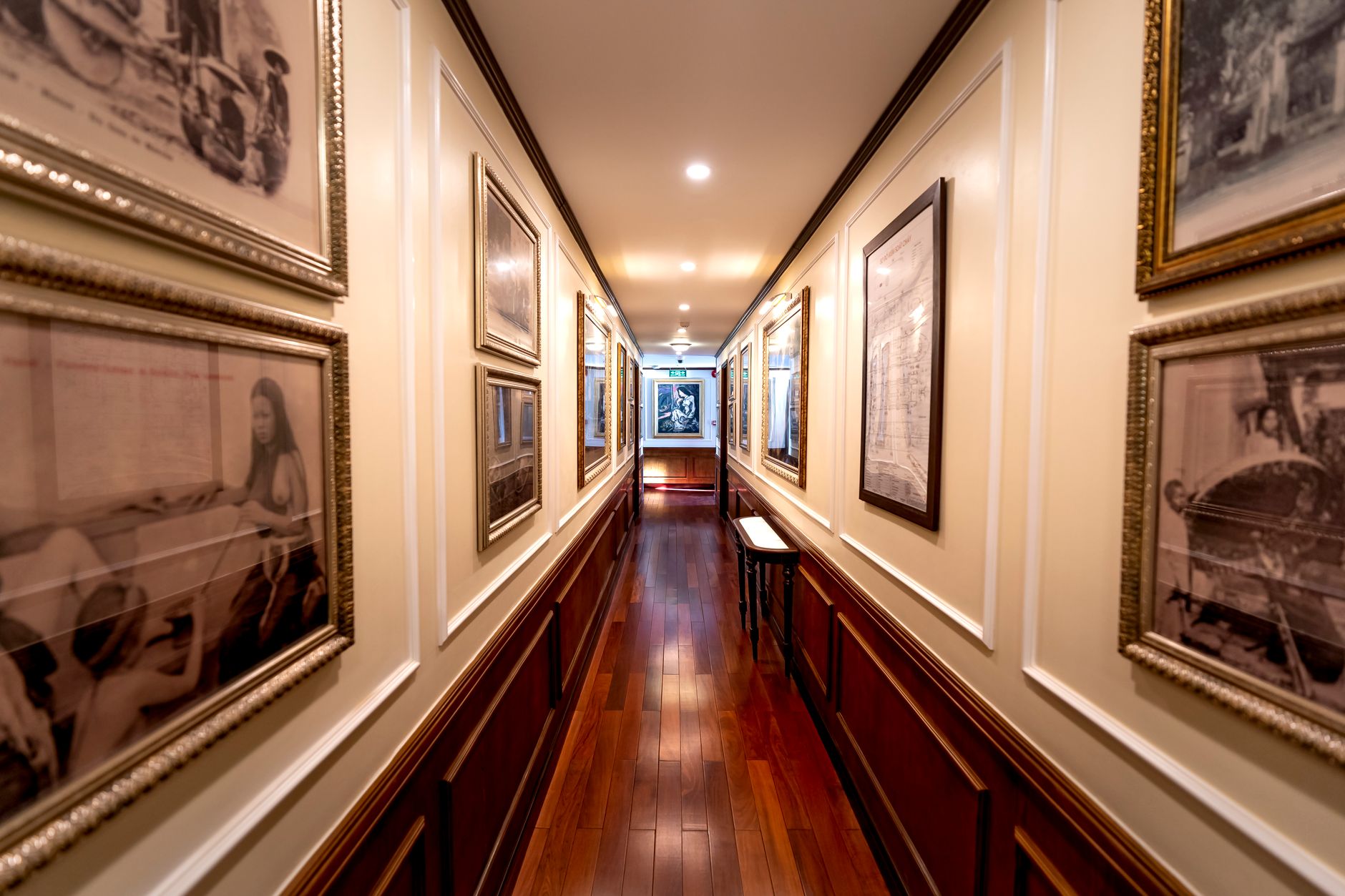 Long gallery corridor with benches and narrow circulation zones, illustrating why route width and turning space matter in cultural venues.