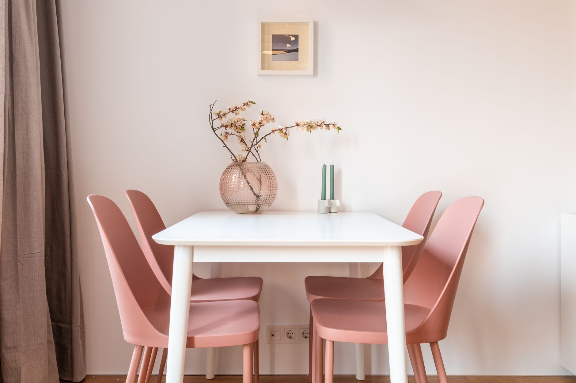 A quiet shared room in a senior care setting, reinforcing how low-noise spaces support calmer routines for residents with dementia.
