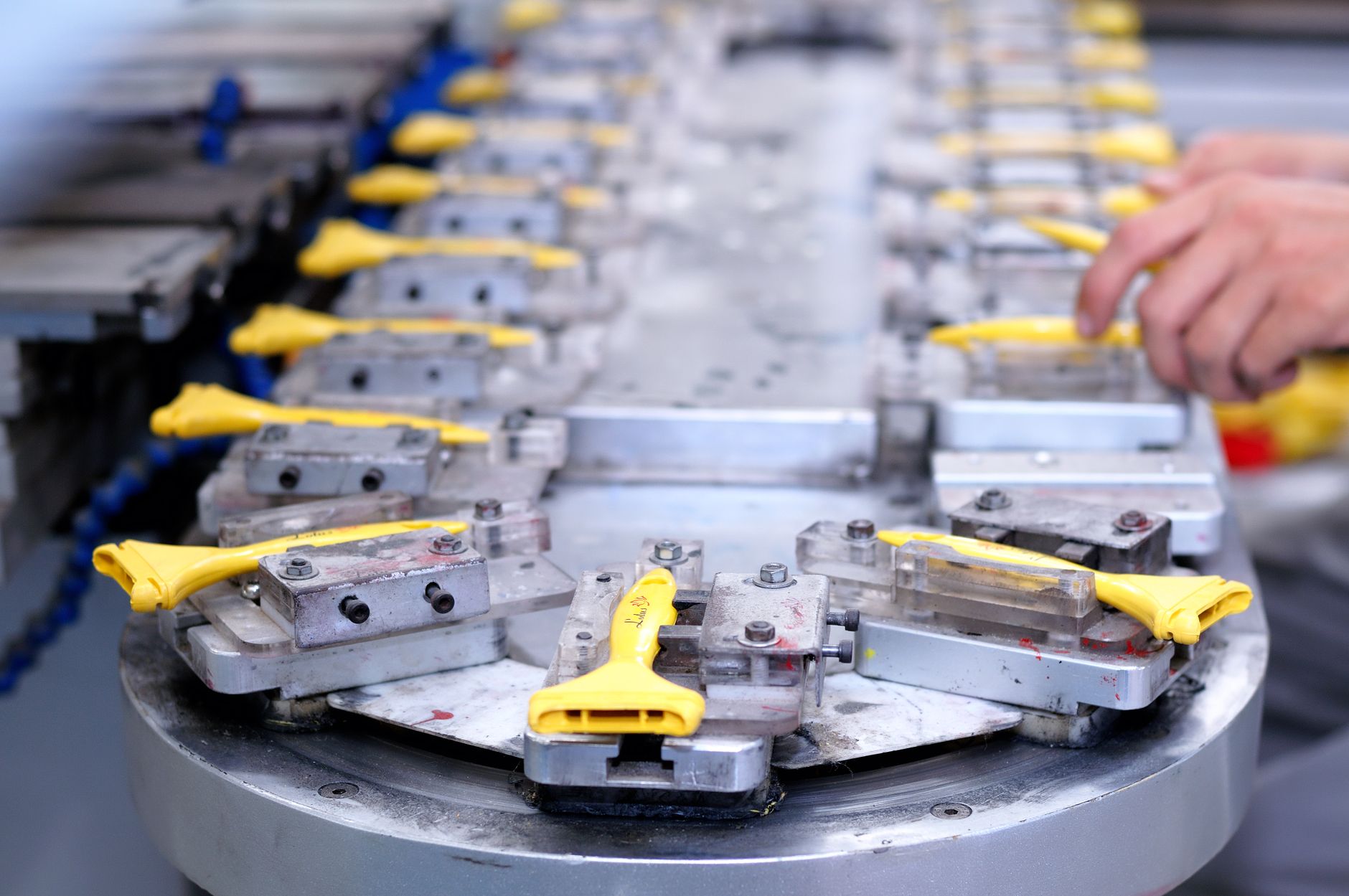 Molded plastic parts arranged in a tray, showing the kind of repeatable presentation that makes press takeout and trim handoff easier to automate.