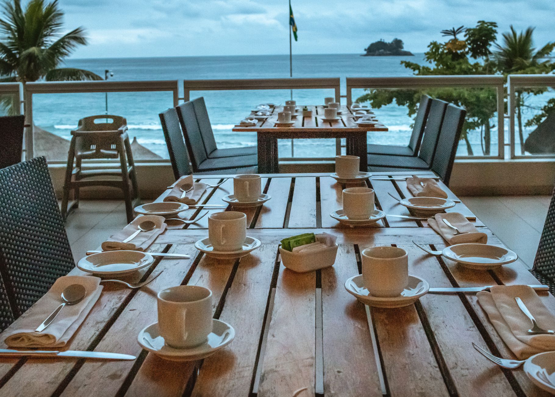 A resort restaurant where delivery robots can bus trays and support large group service.