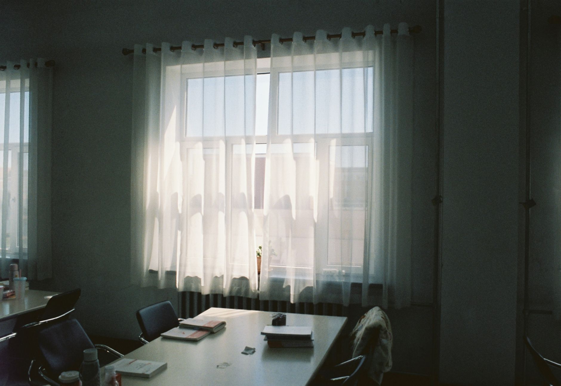 Sunlight streams through the large windows of a pristine office, highlighting the clean, particle-free air which contributes to high Indoor Environmental Quality.