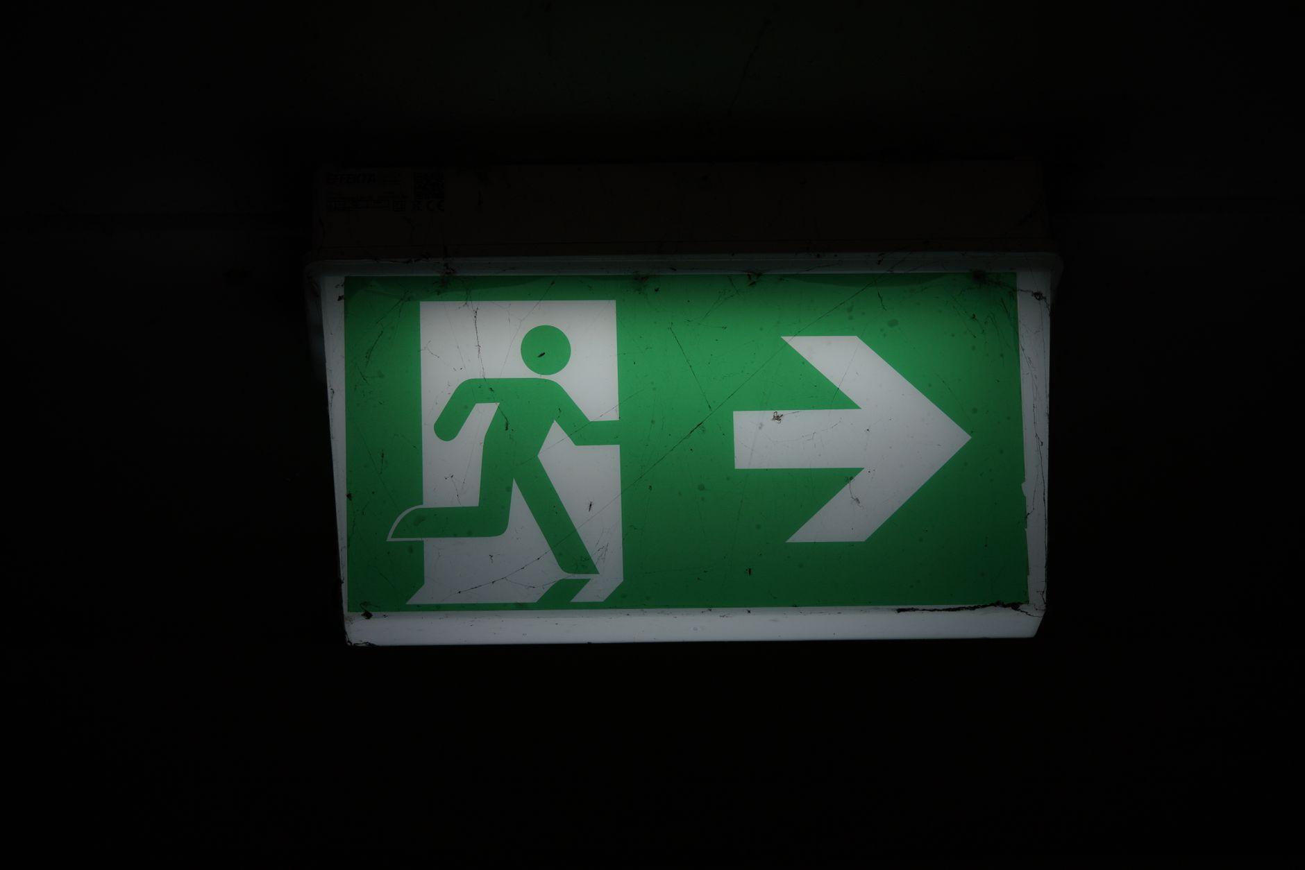 Marked exit corridor where safety pauses and separation behavior must be recorded during benchmarking.