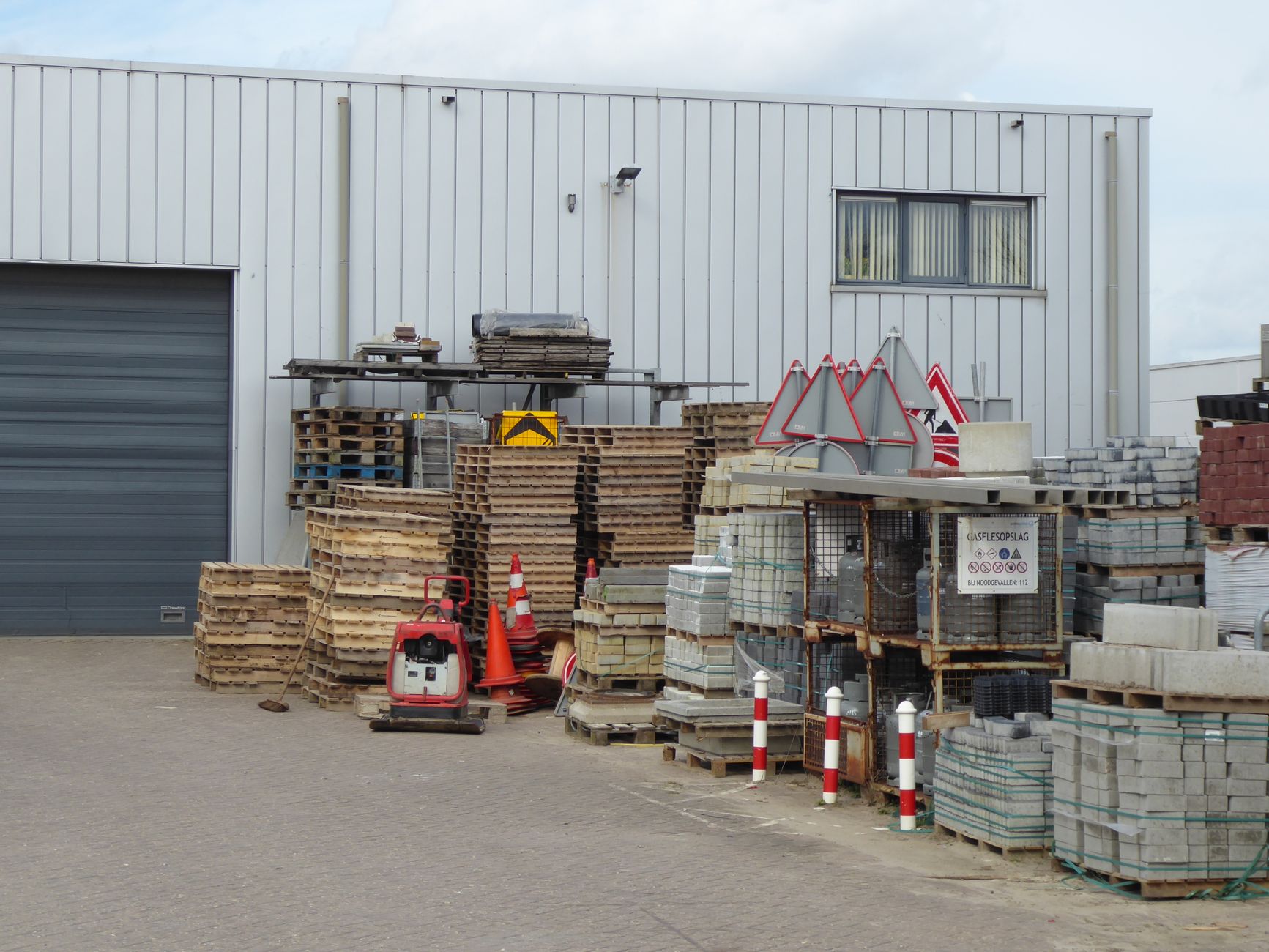 A warehouse floor with visible safety controls and clear walkways, supporting the article’s emphasis on exception handling, floor condition, and go-live readiness.