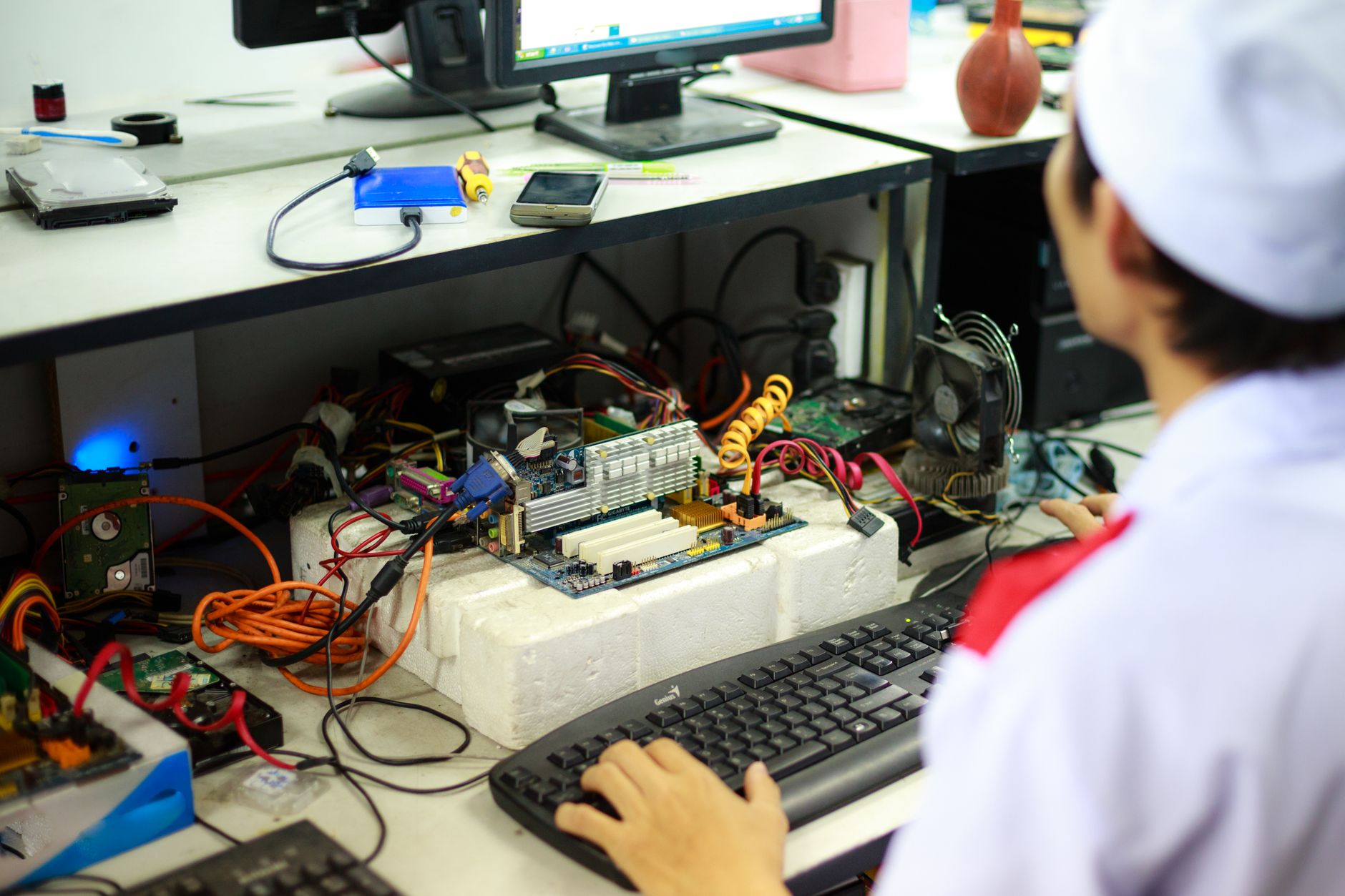 A technician at a control console monitors diagnostics to perform a remote triage, a key part of a robot SLA's guaranteed response time.