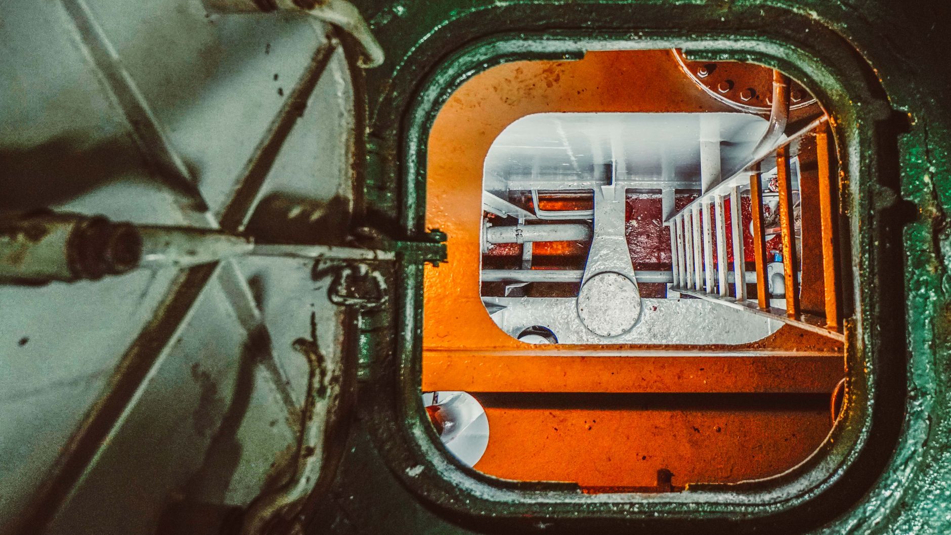 Access hatch and ladder at an industrial vessel, illustrating how opening size and route geometry shape inspection planning.