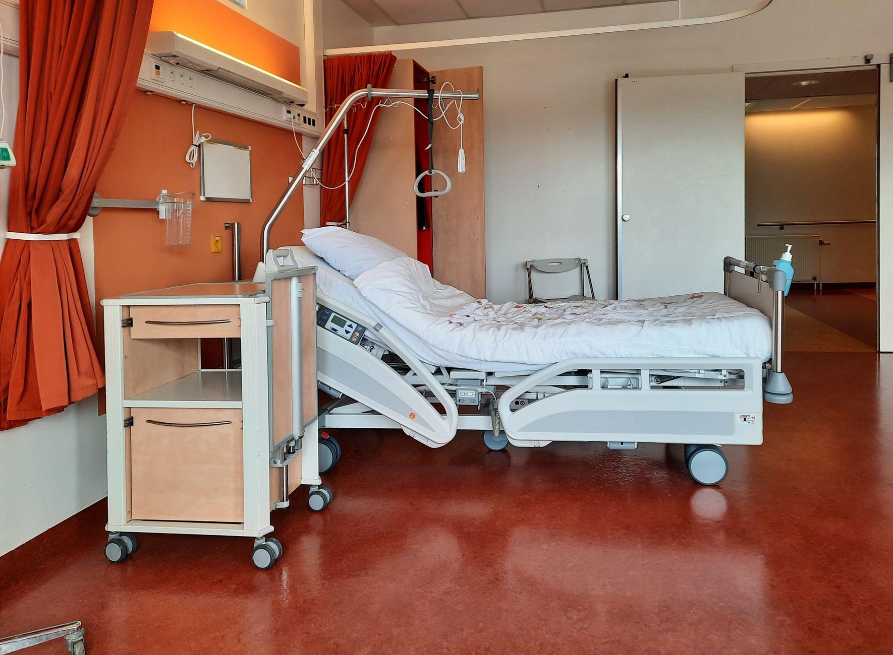 An empty and sanitized hospital patient room, ready for the next admission thanks to an automated turnover process.