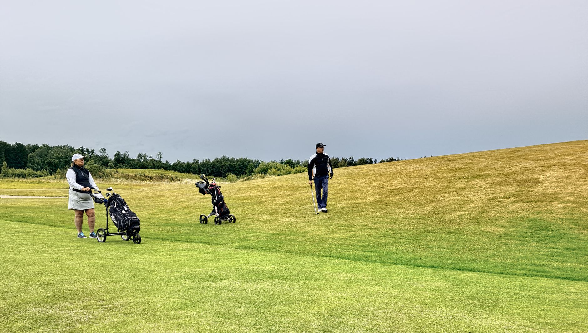 Golfers heading to shelter as weather moves in
