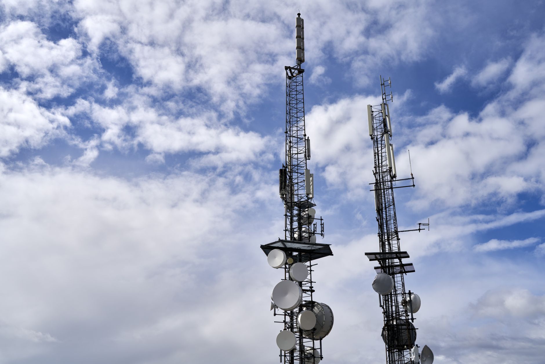 A telecommunications tower in winter conditions highlights the effect of cold and snow on patrol endurance and docking.