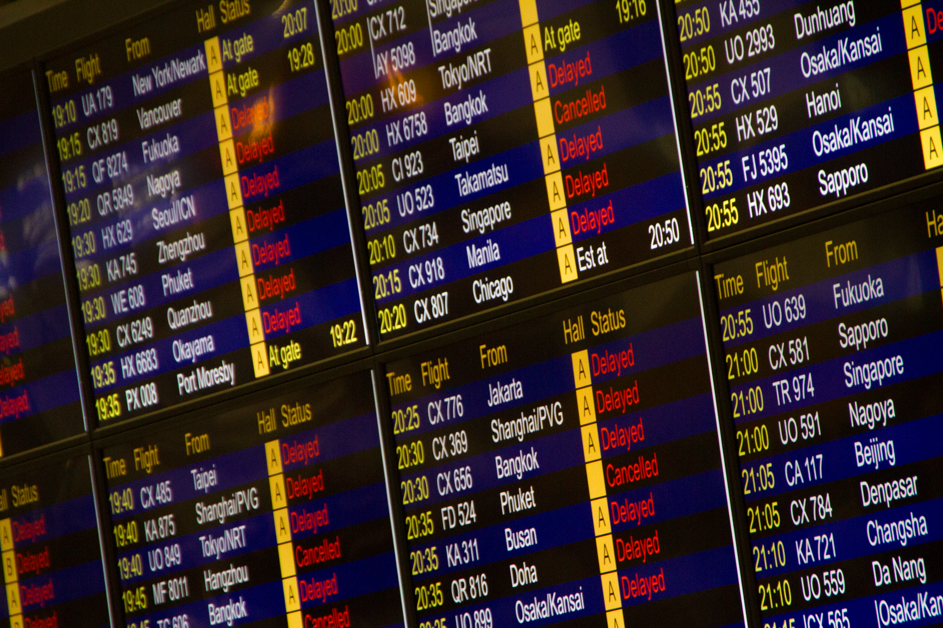 An airport departure board displaying clustered flights that shape the lounge cleaning schedule.