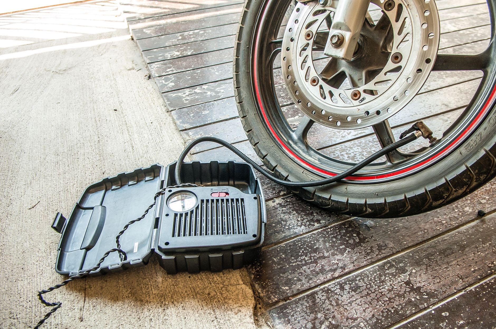 A heavy-vehicle tire service area with an inflation restraint highlights why wheel handling automation must stay outside the inflation trajectory.