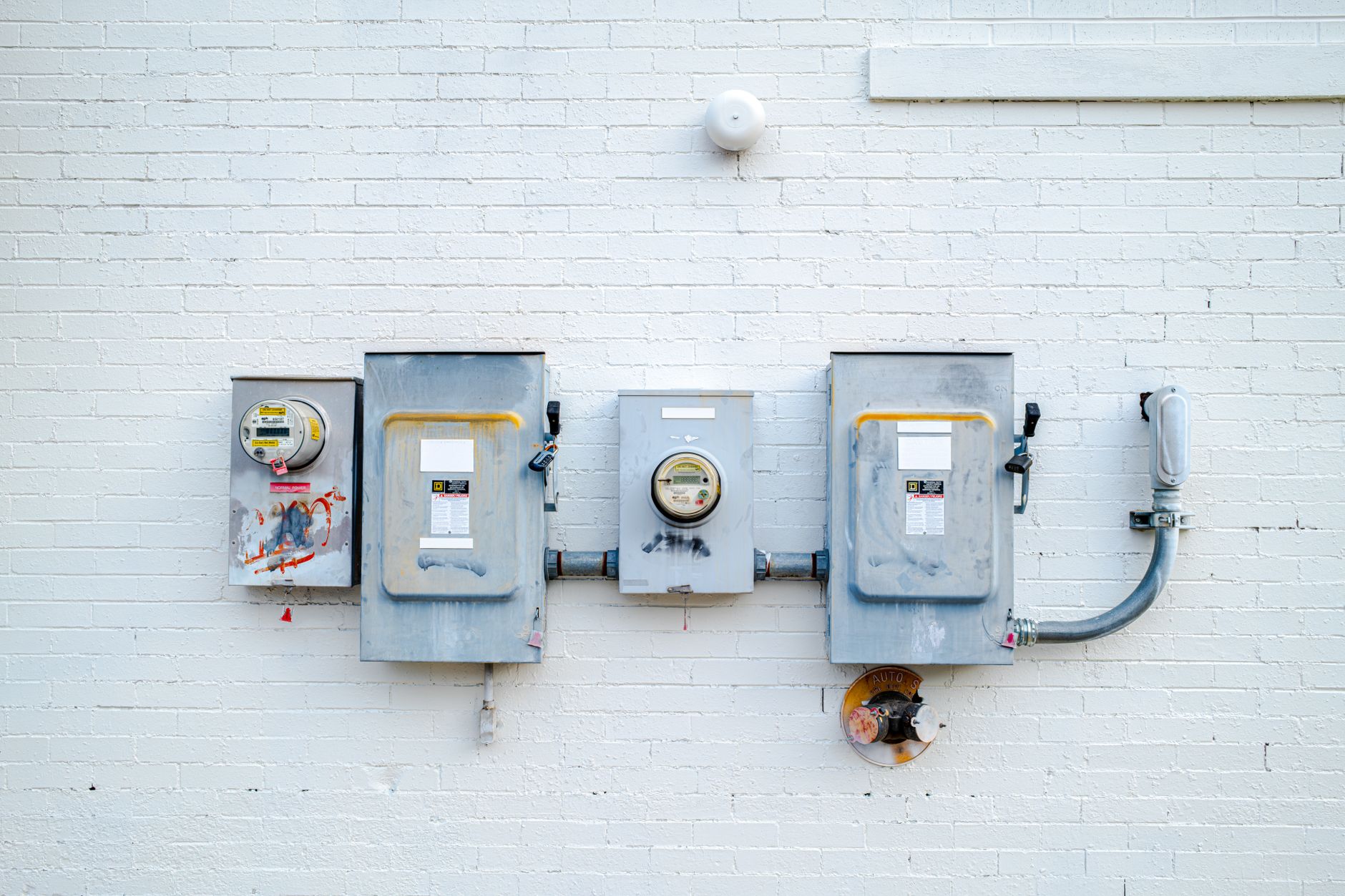 Temporary power equipment on a construction site, reinforcing the need to check charging, power discipline, and support conditions before deployment.