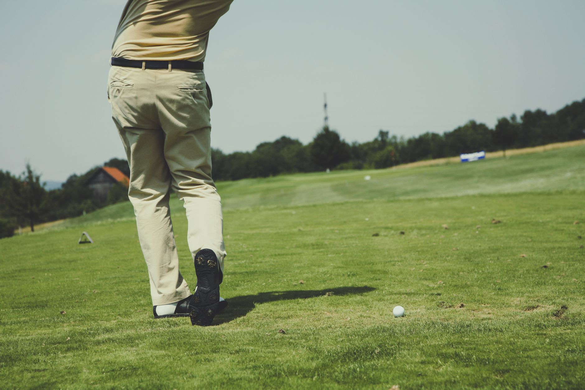 A dogleg fairway with split corridors where robot holds must cover both panels.