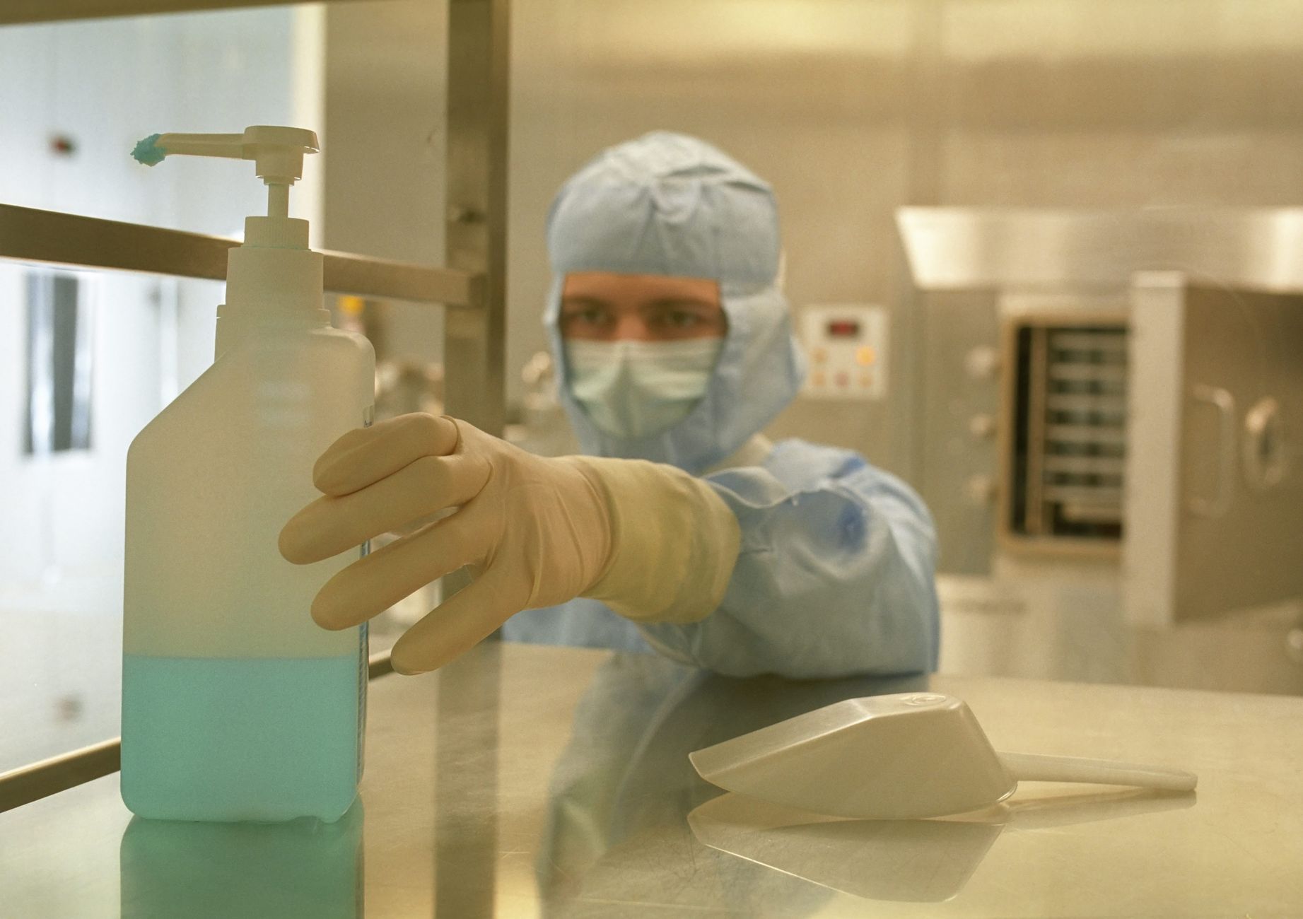 Technicians working inside a compact pharmaceutical cleanroom represent the regulated U.S. plants considering flexible production cells.