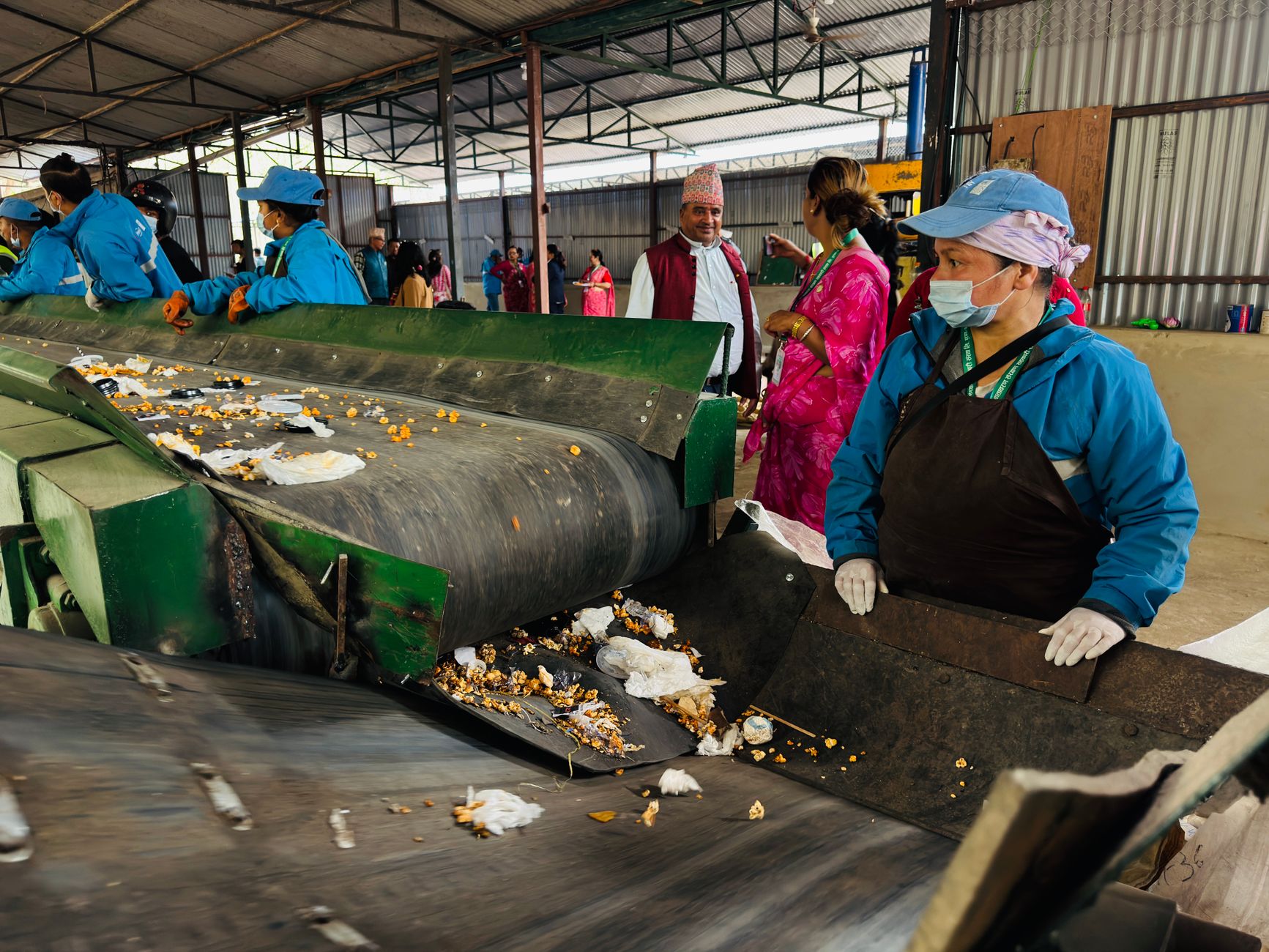 A high-speed sorting line where heavy fractions move past manual and automated pick stations.