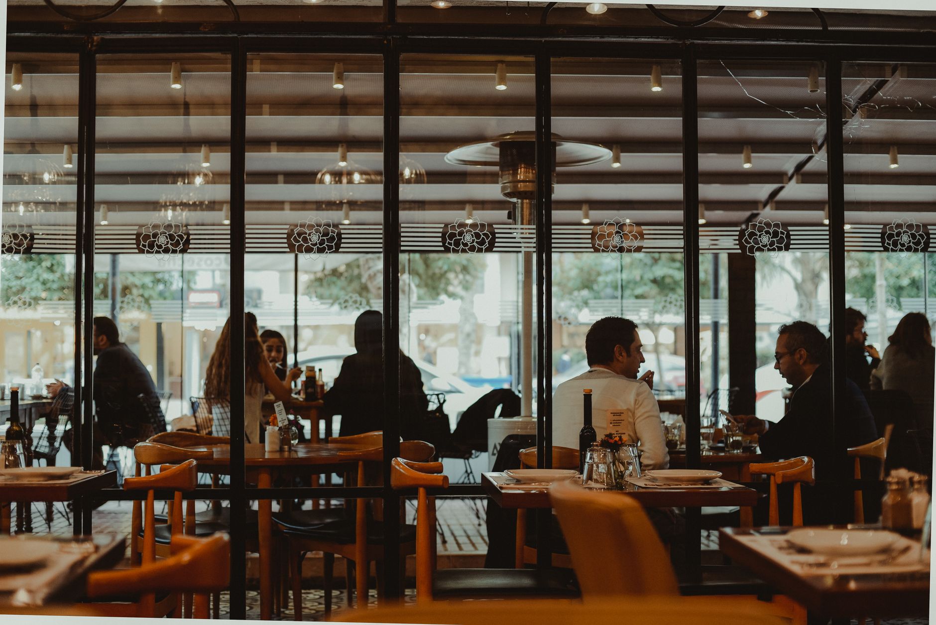 A casual dining room like the ten-store pilot that tested front-of-house service robots.