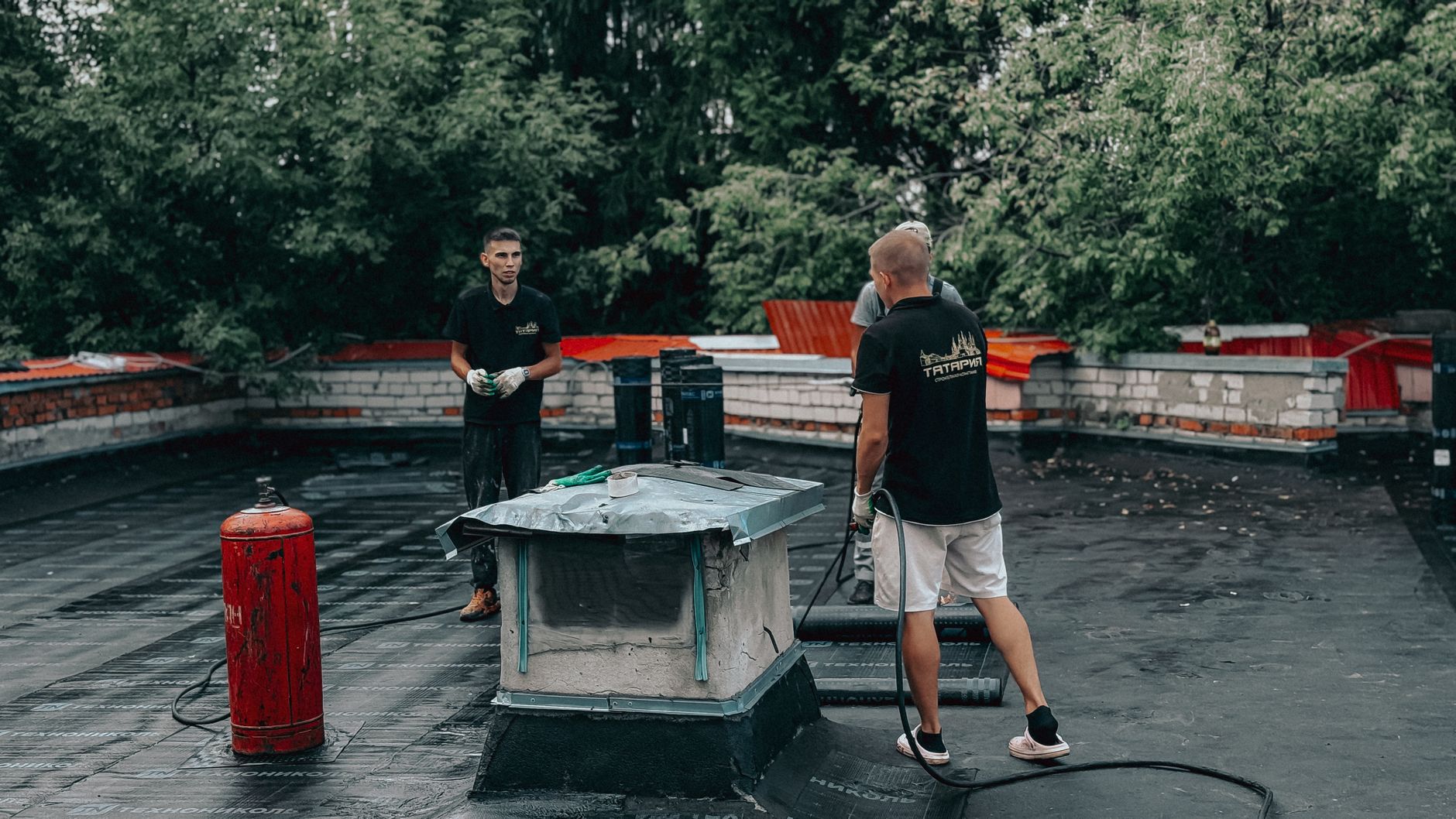 A wide commercial flat roof where recurring quality surveys once required an all-day manual walk.