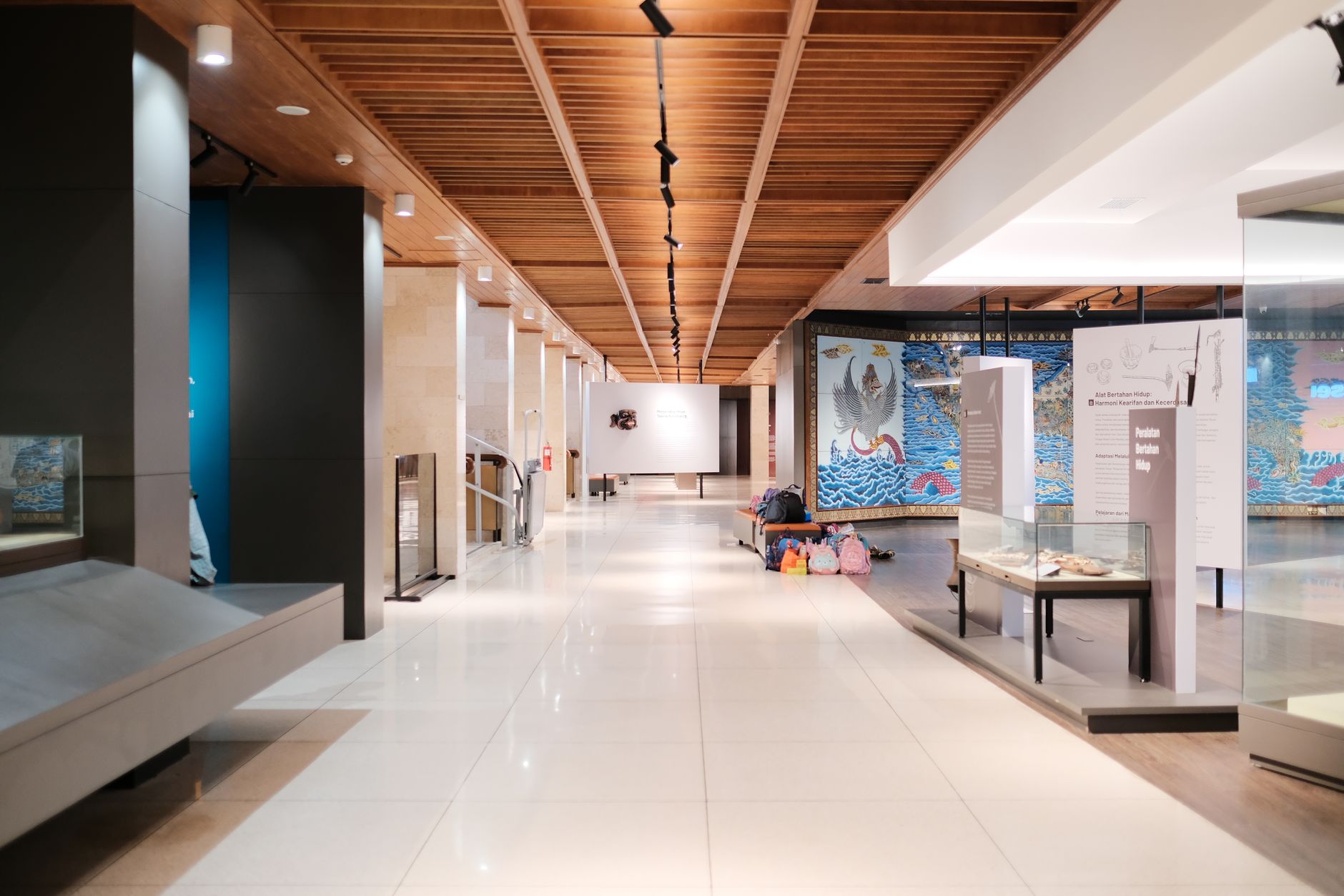 Wide aisle inside a large exhibition space, suggesting how a hall can be divided into zones for parallel cleaning.