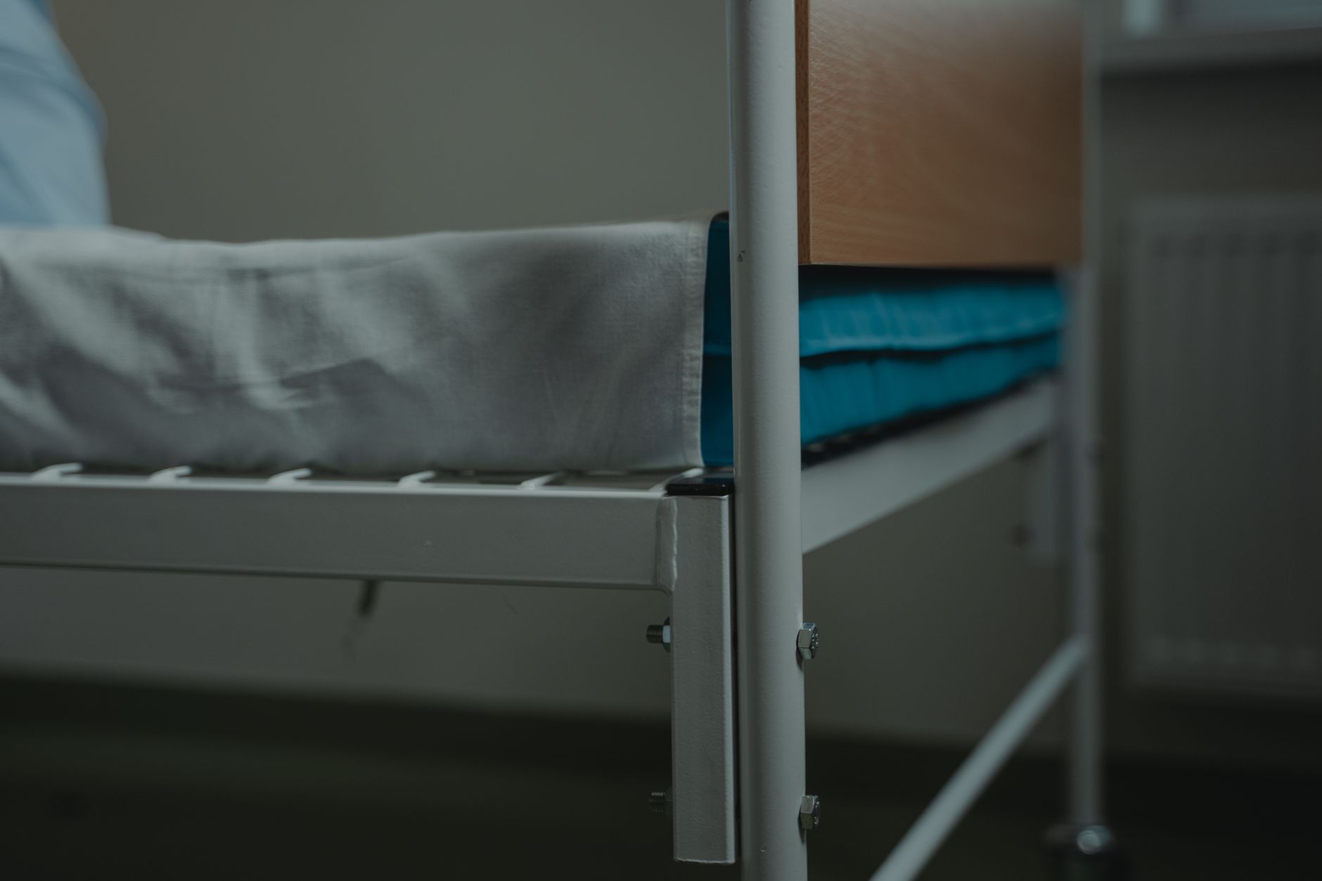 An inpatient room where shorter postoperative stays free beds for the next admission.