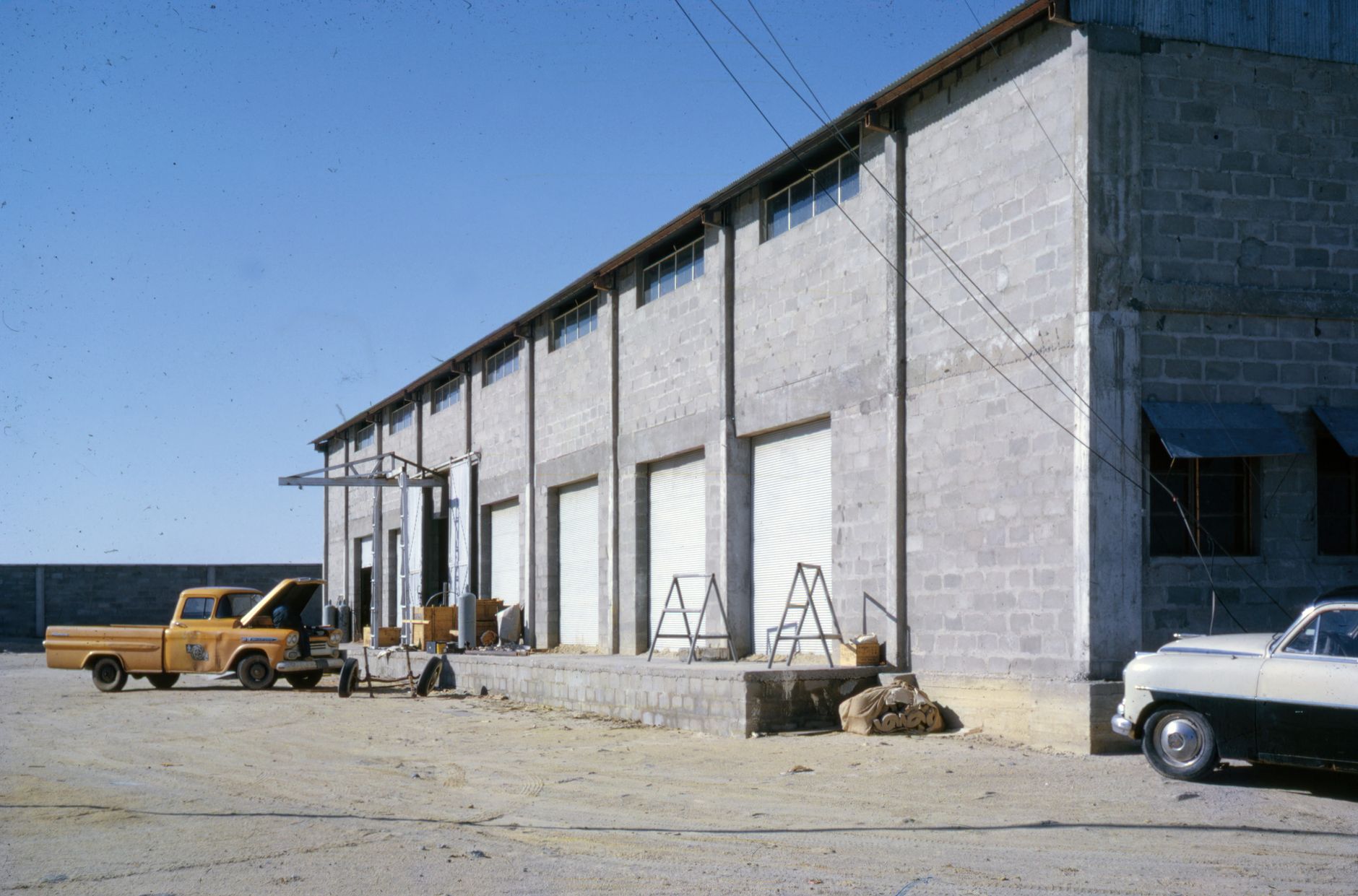 An industrial warehouse building in a dry climate suited to high-volume logistics operations.