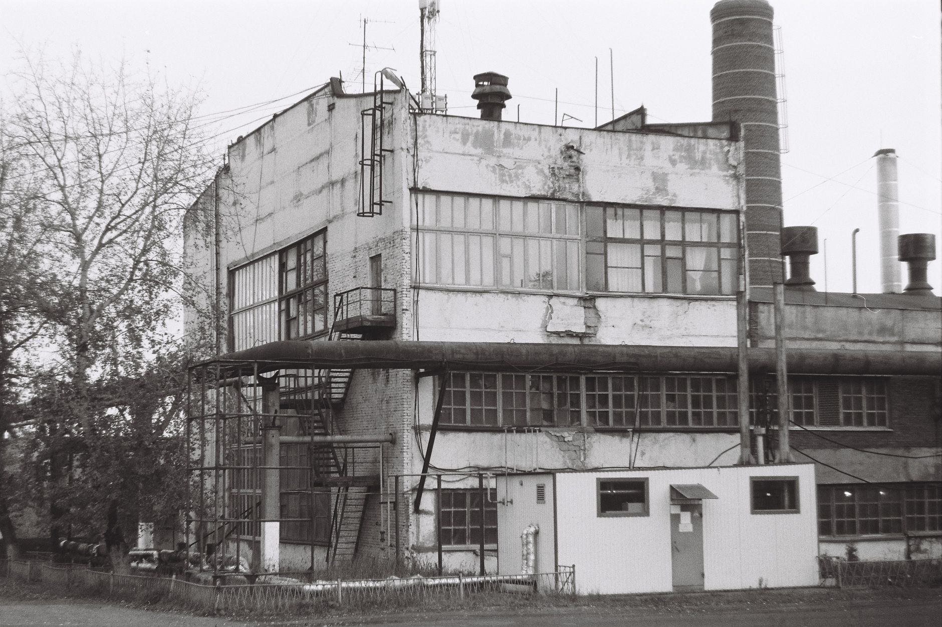 Exterior view of a large manufacturing plant, giving scale to the multi-million-square-foot campus in the case study.