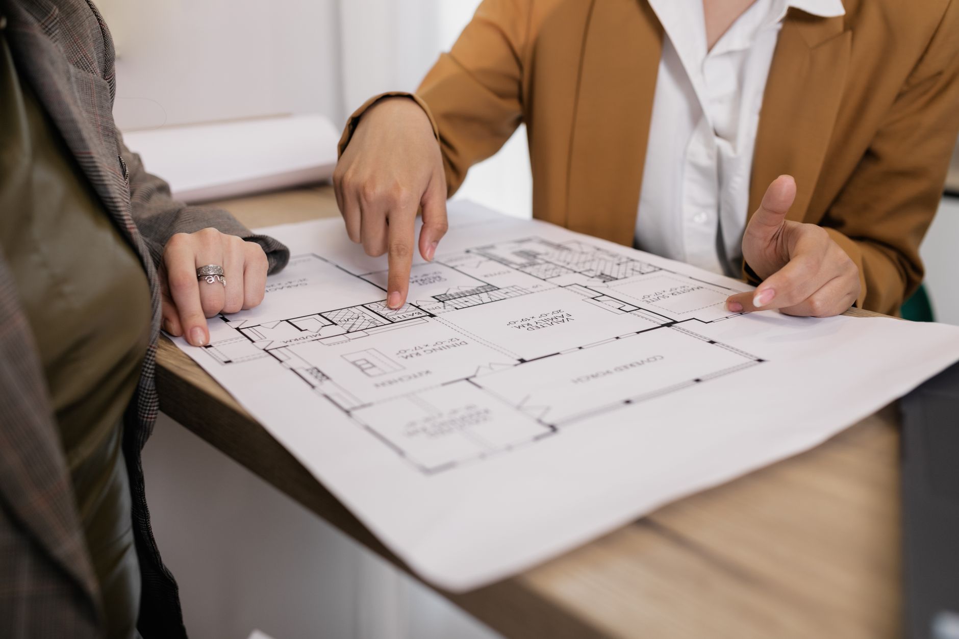 Operations staff review layout plans on the packaging floor.