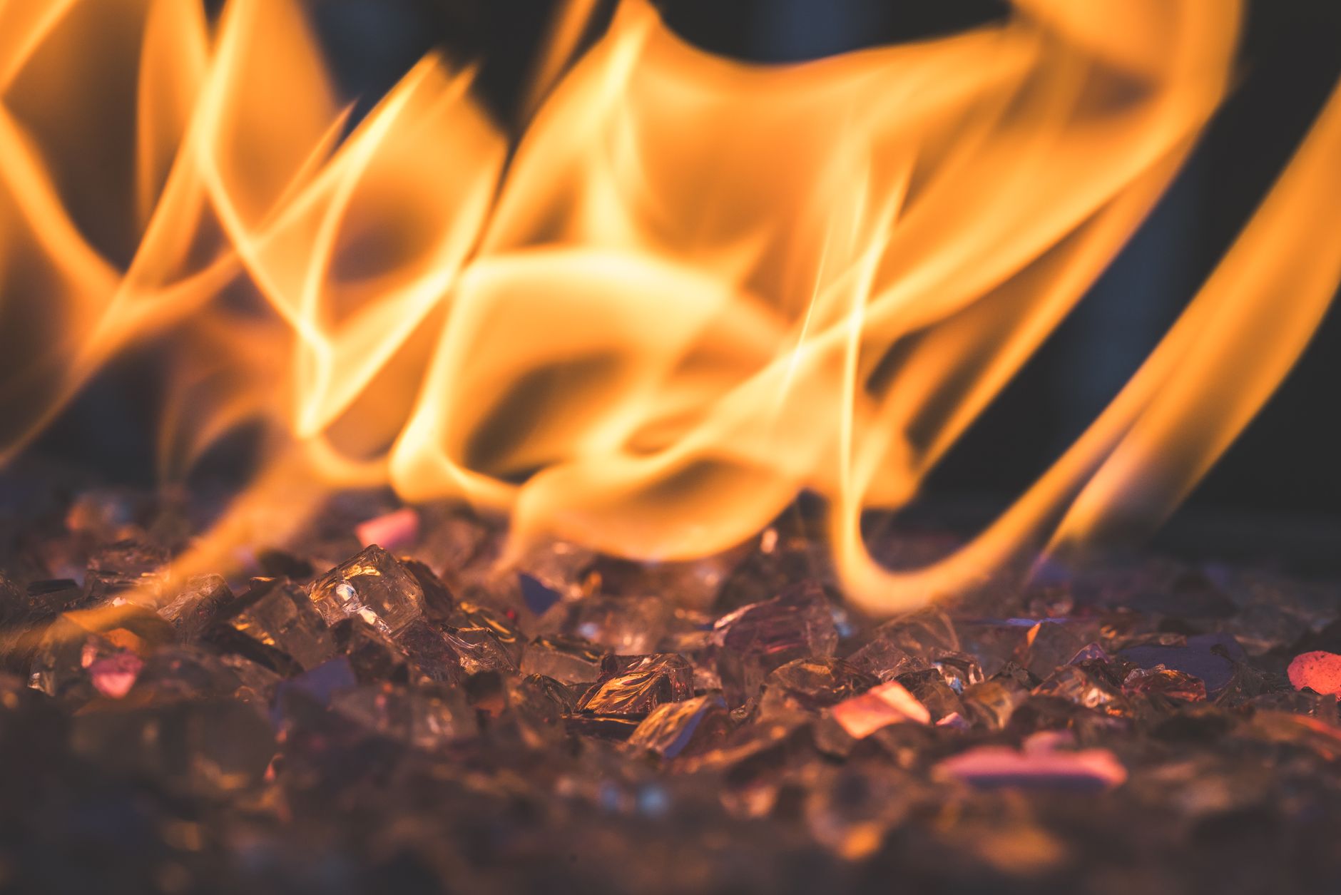A quartz-like glass workpiece is heated evenly with an intense flame before forming.