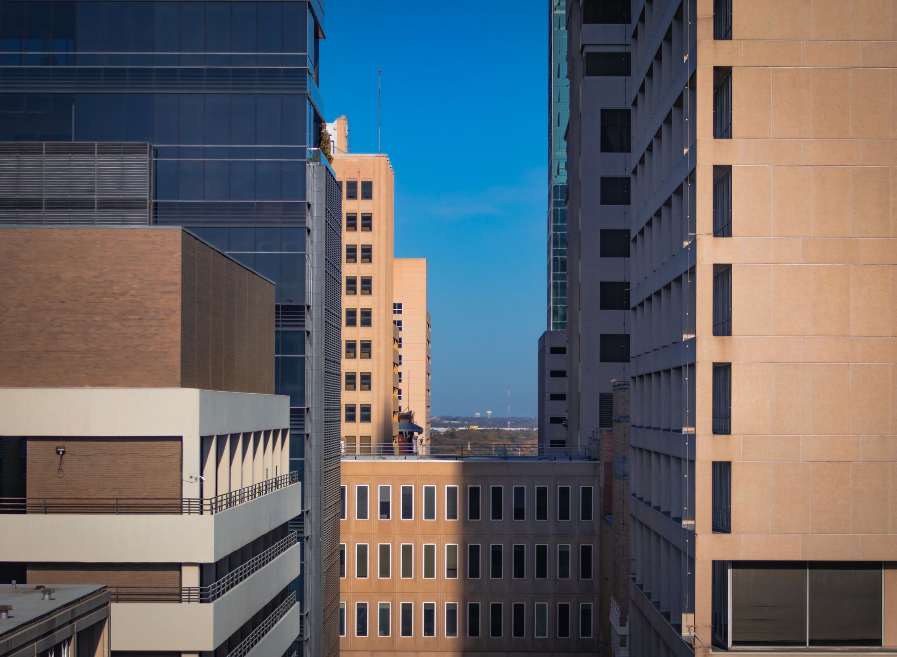 Large medical campus where shared hospital robots accumulate delivery mileage between towers.
