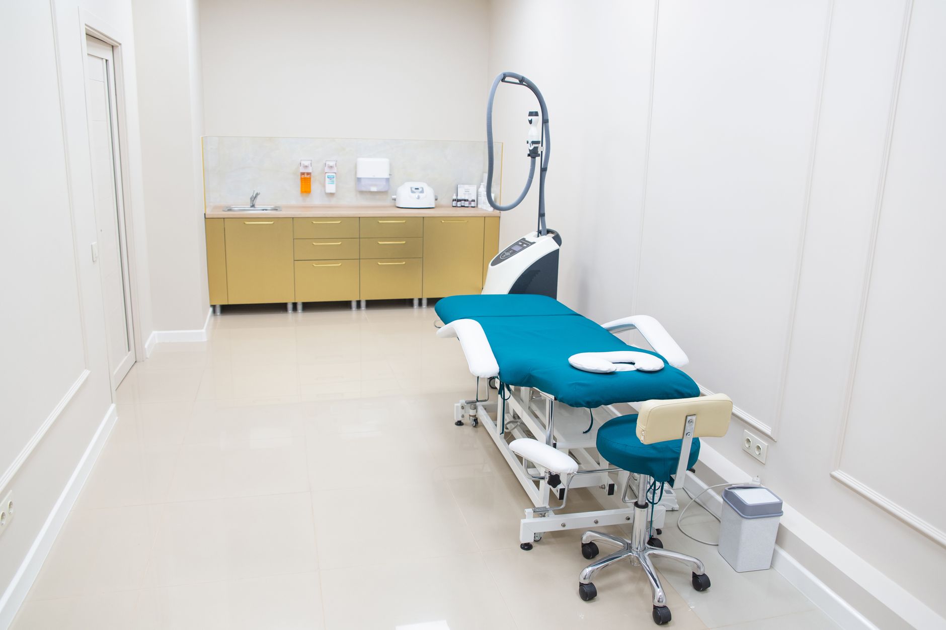 A closed outpatient treatment room staged for a terminal disinfection cycle.
