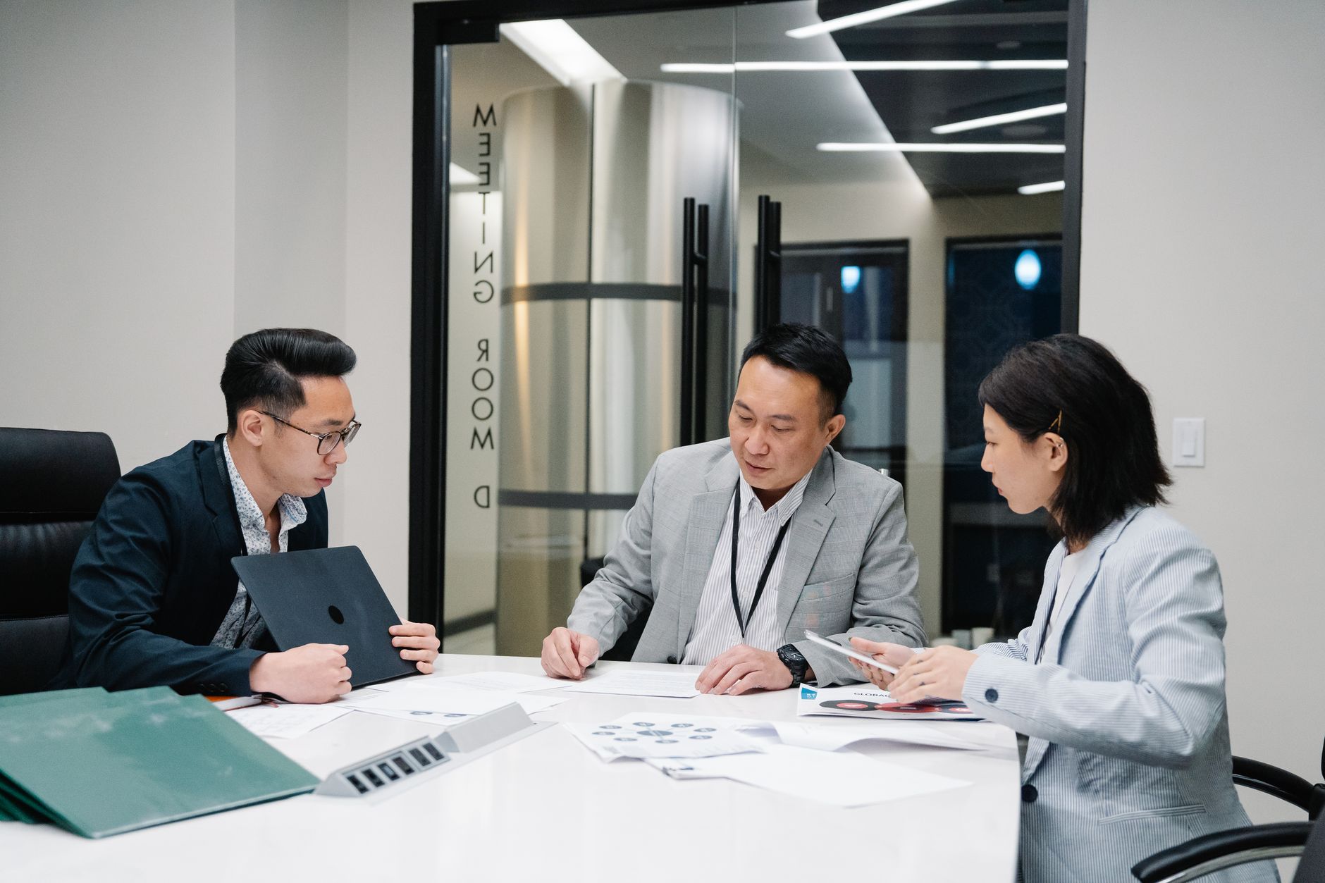 Operations leaders reviewing fulfillment metrics at a conference table.