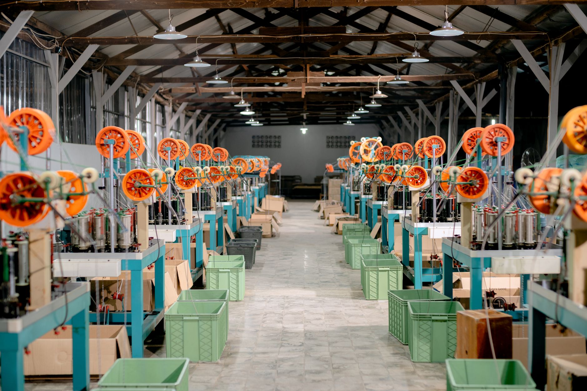 A compact production hall where turntable cells and overhead mounts save space around assembly work.