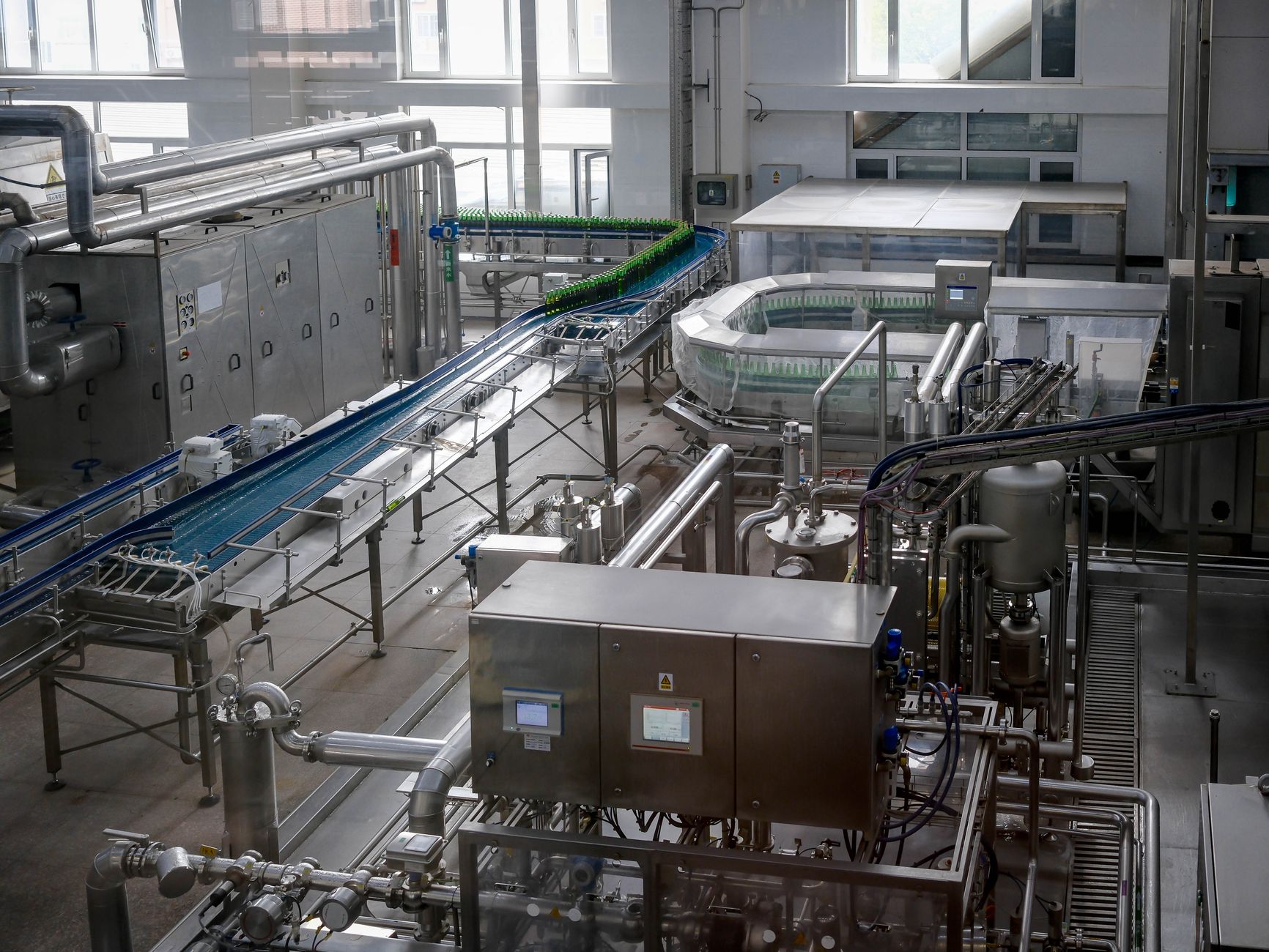 A hygienic food processing room where washdown cleaning is part of the daily routine.