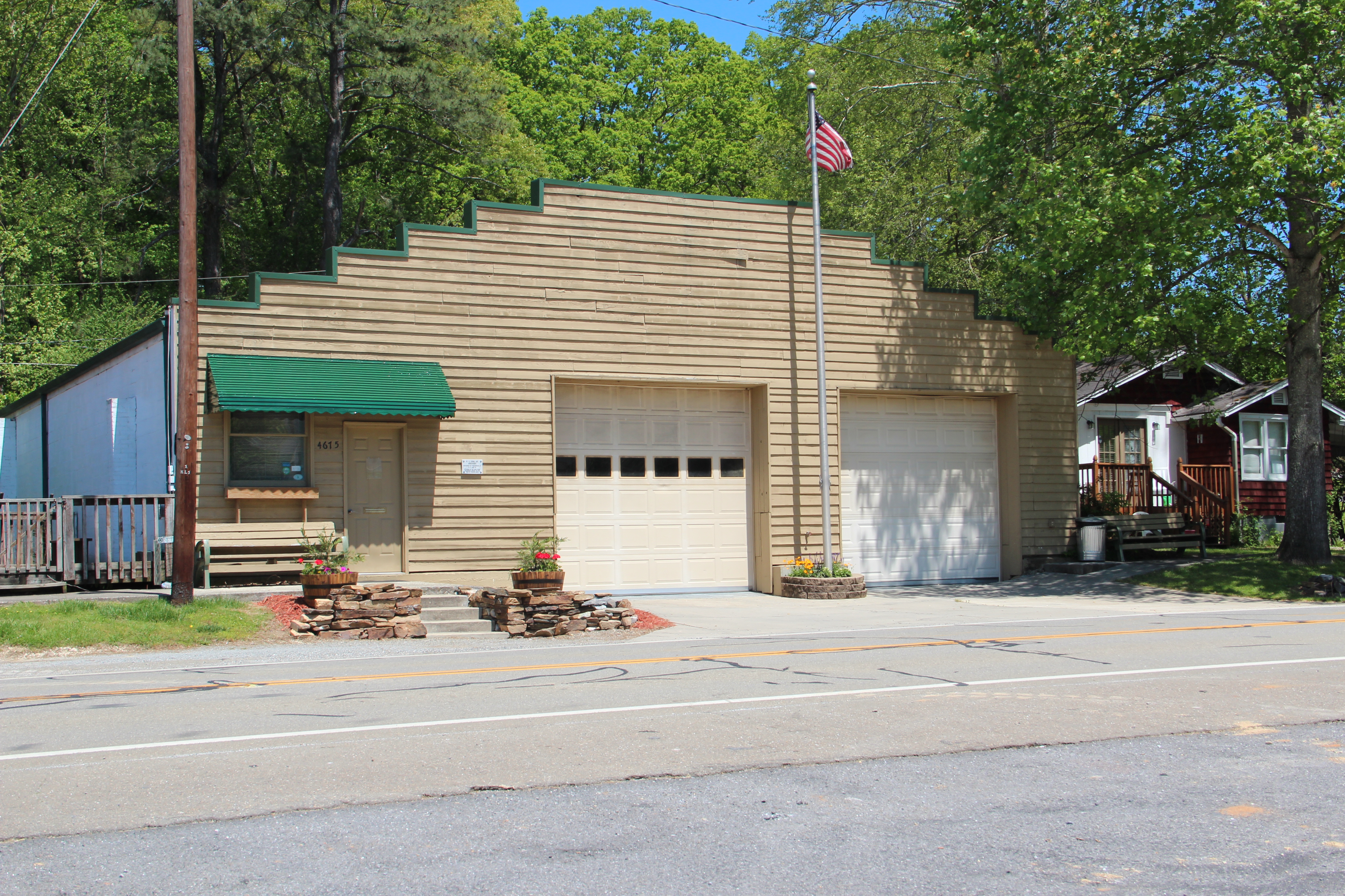 Commercial robots talking rock - Talking Rock, GA
