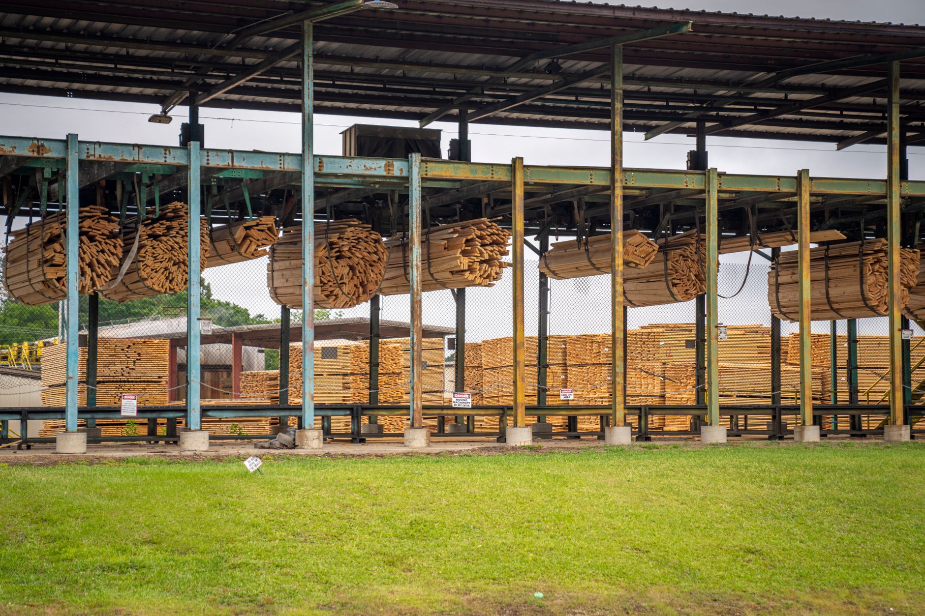 Covered outdoor yard in a building supply distributor