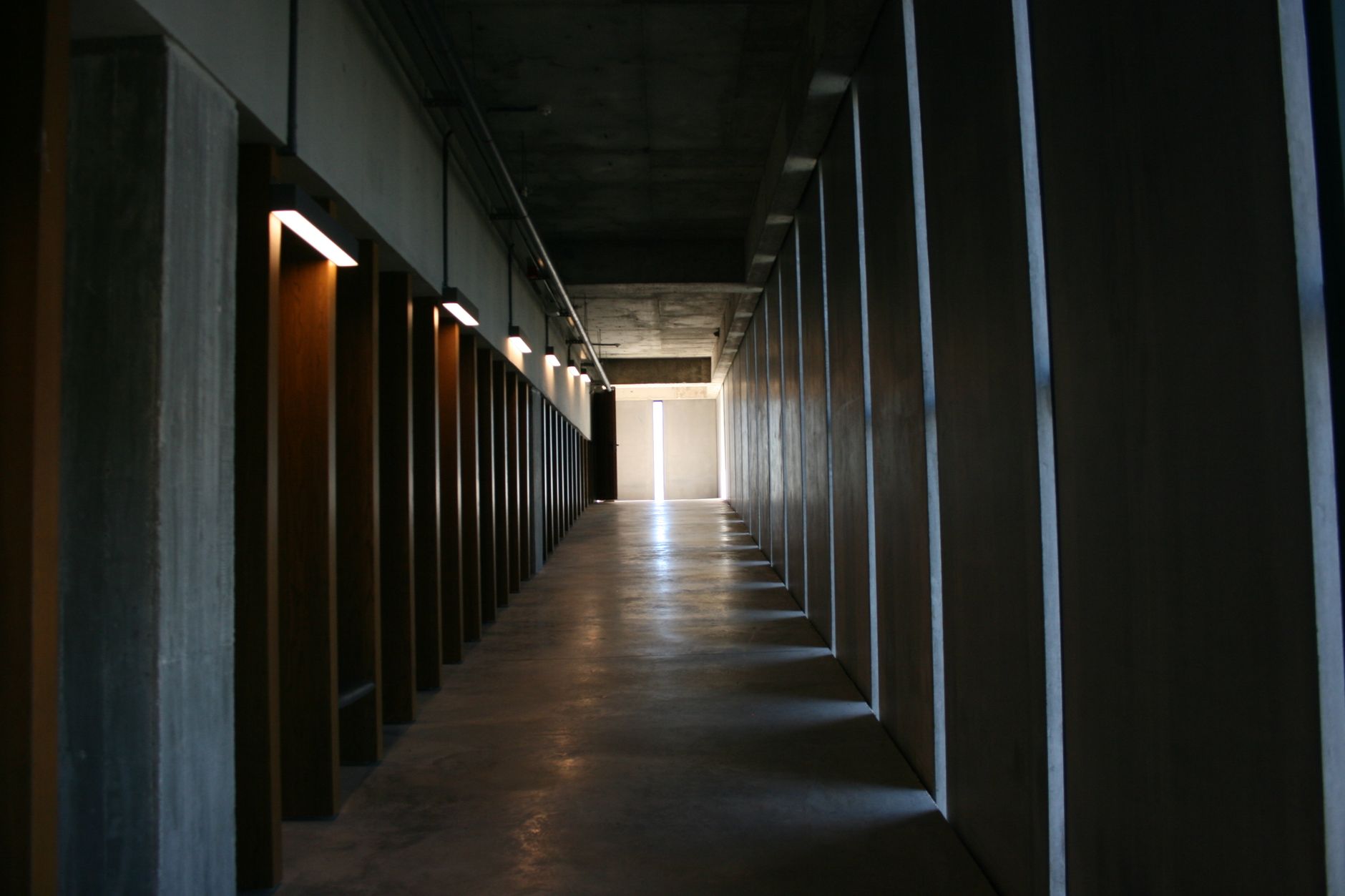 Cross-bay aisles in a aerospace manufacturing plant