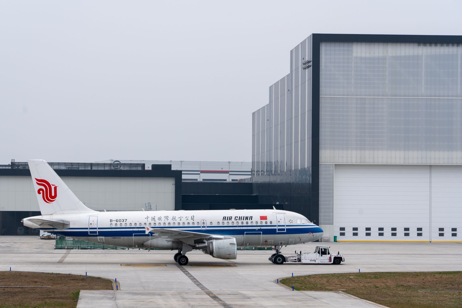 Hangar door and staging point in a aircraft maintenance hangar