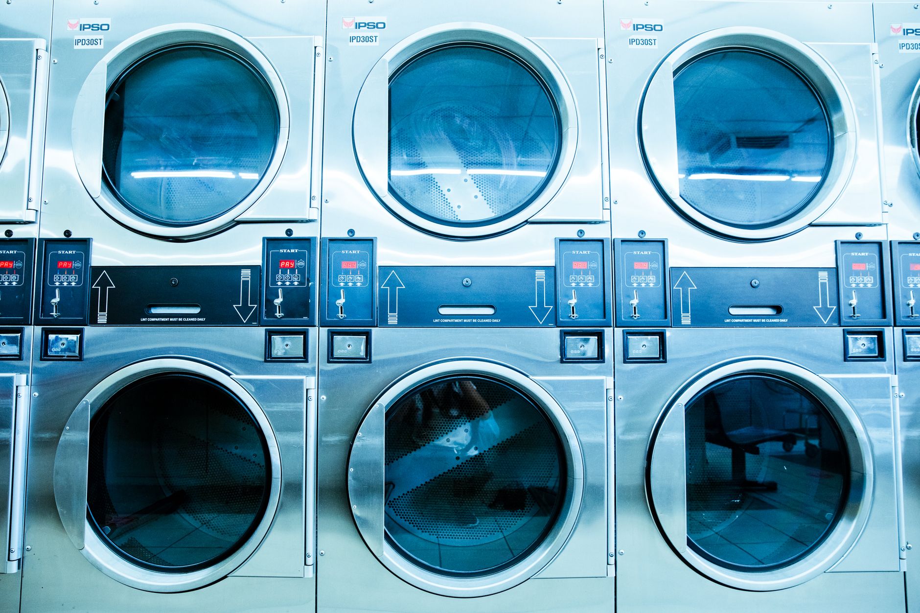 Washroom feed in a commercial laundry
