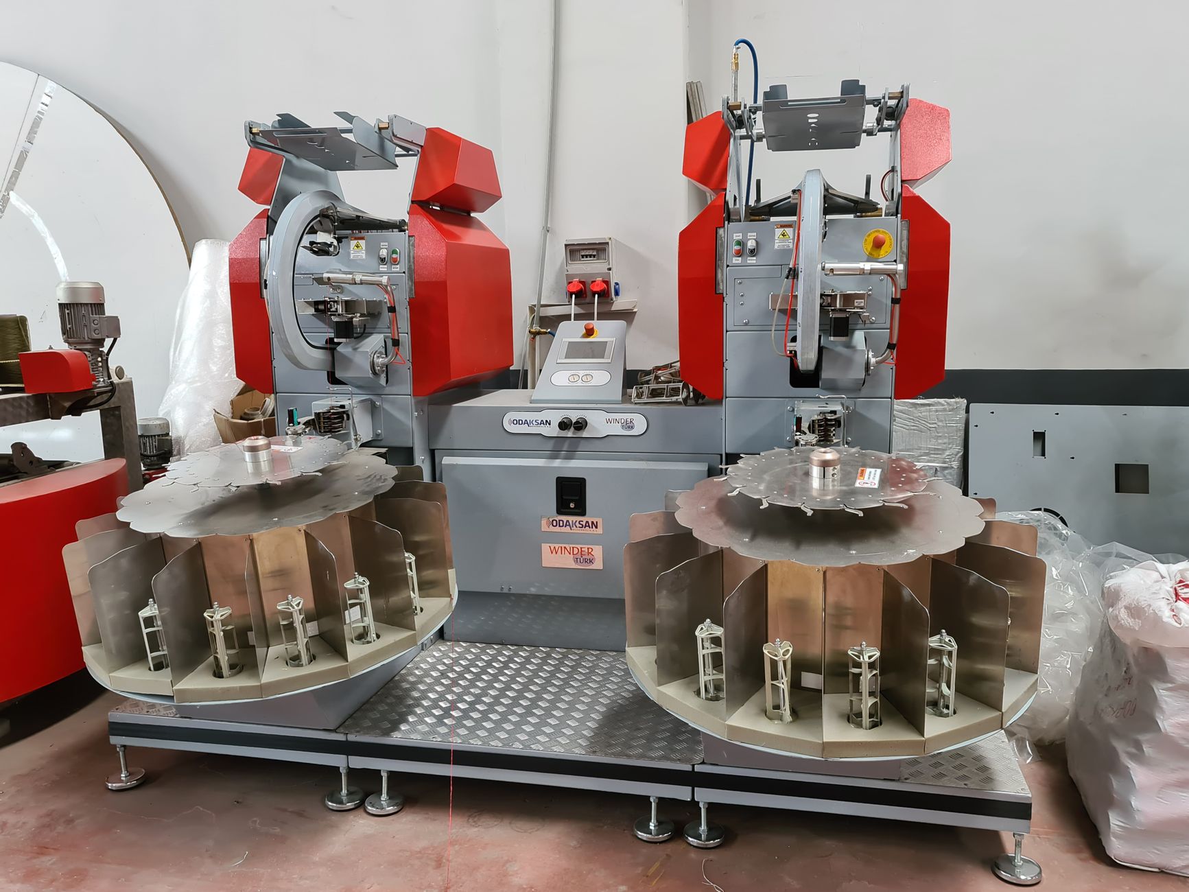 Winding and reel-off stations in a wire and cable plant