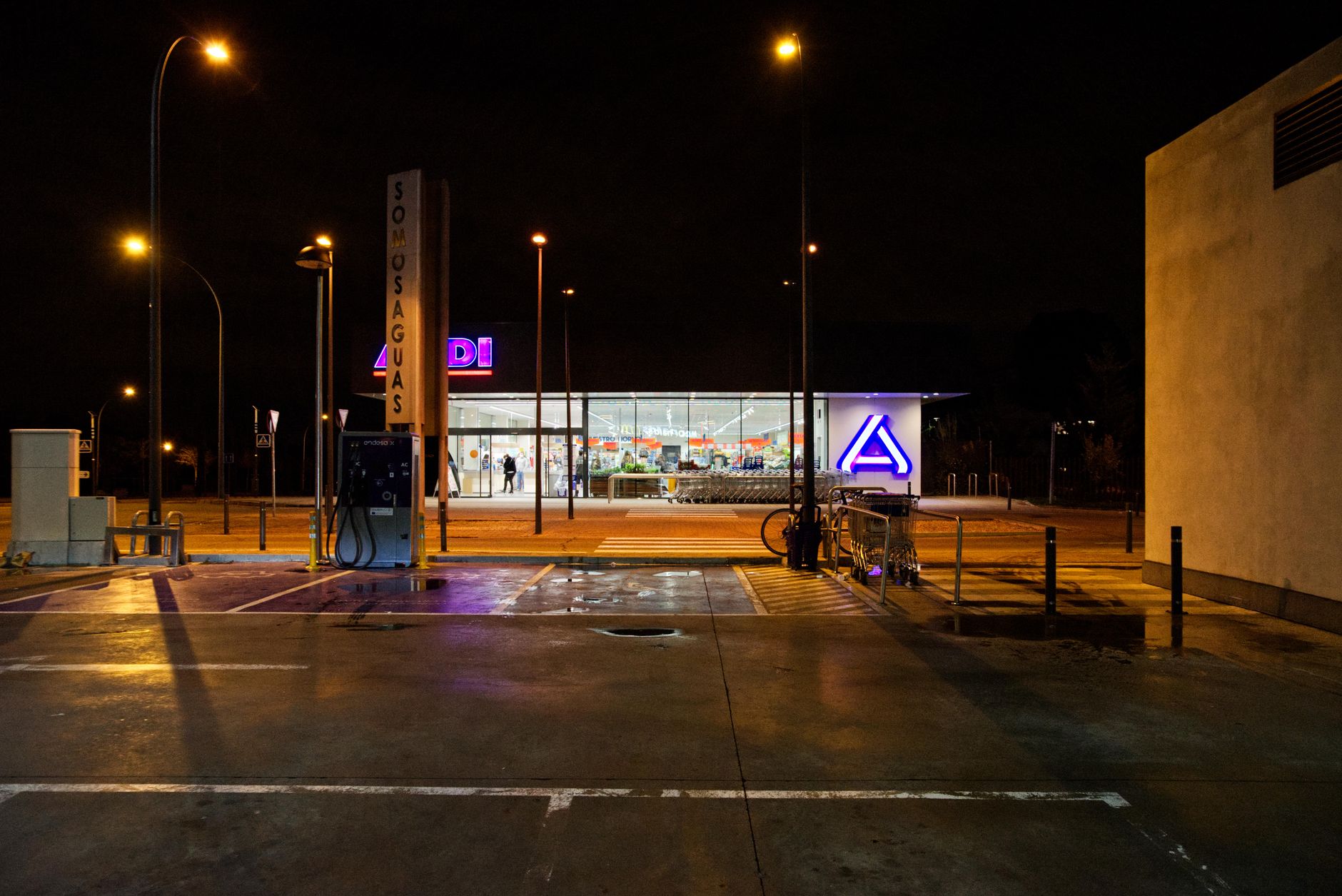 Perimeter lanes in a grocery store