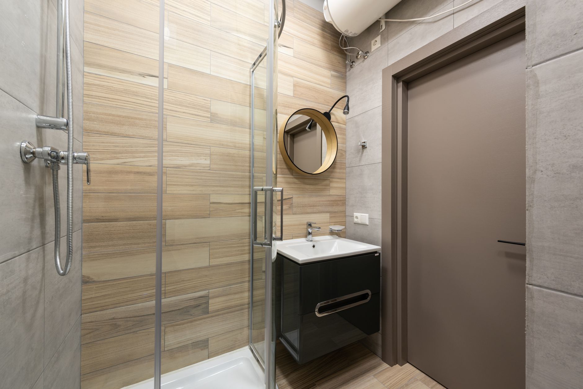 Attendant spaces and restrooms in a parking garage