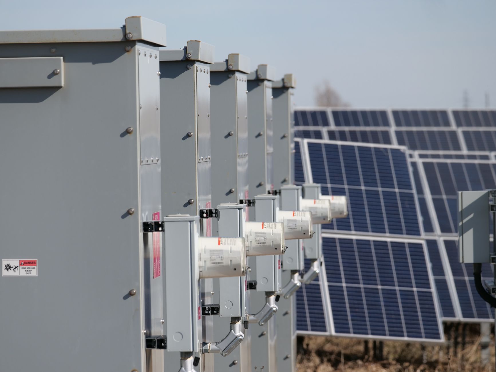 Combiner stations in a solar power plant