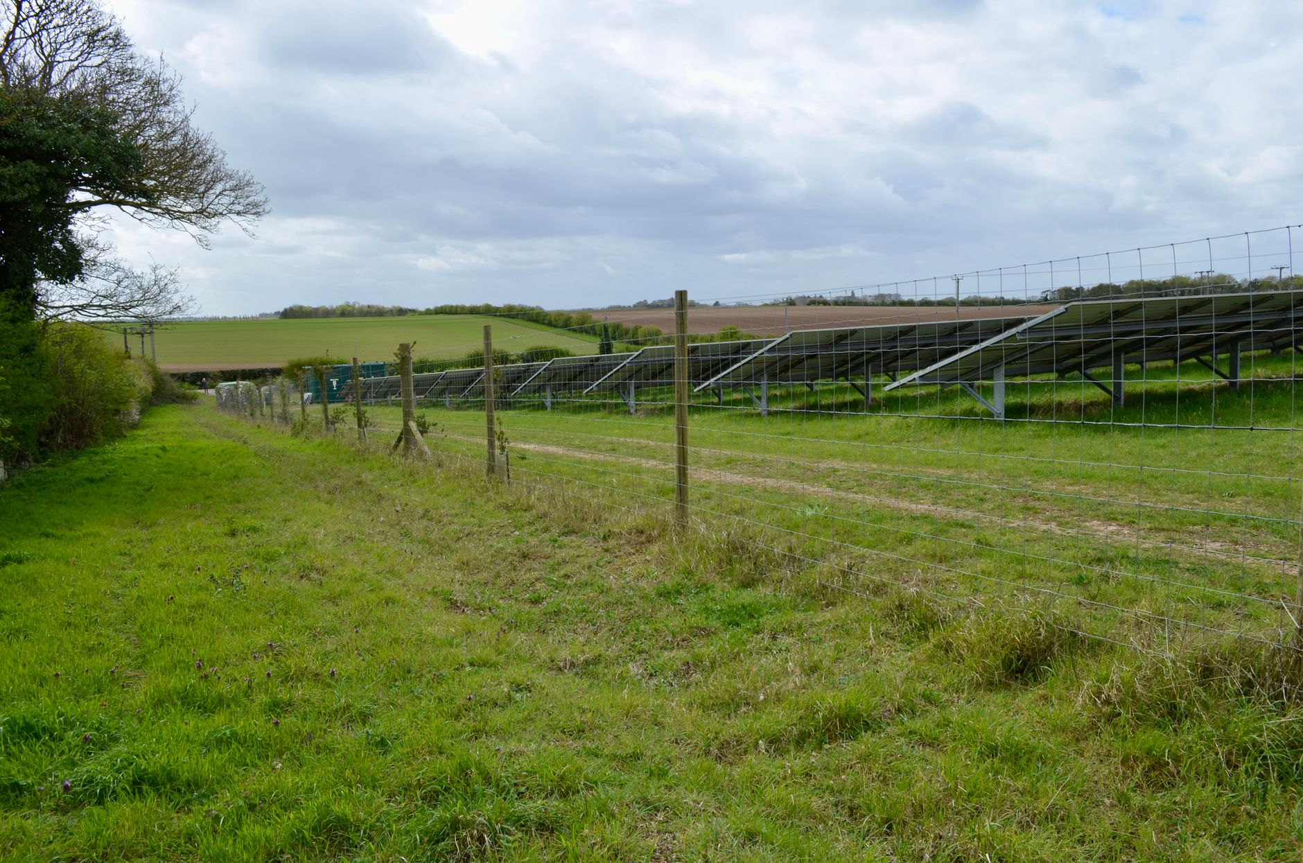 Perimeter fence in a solar power plant