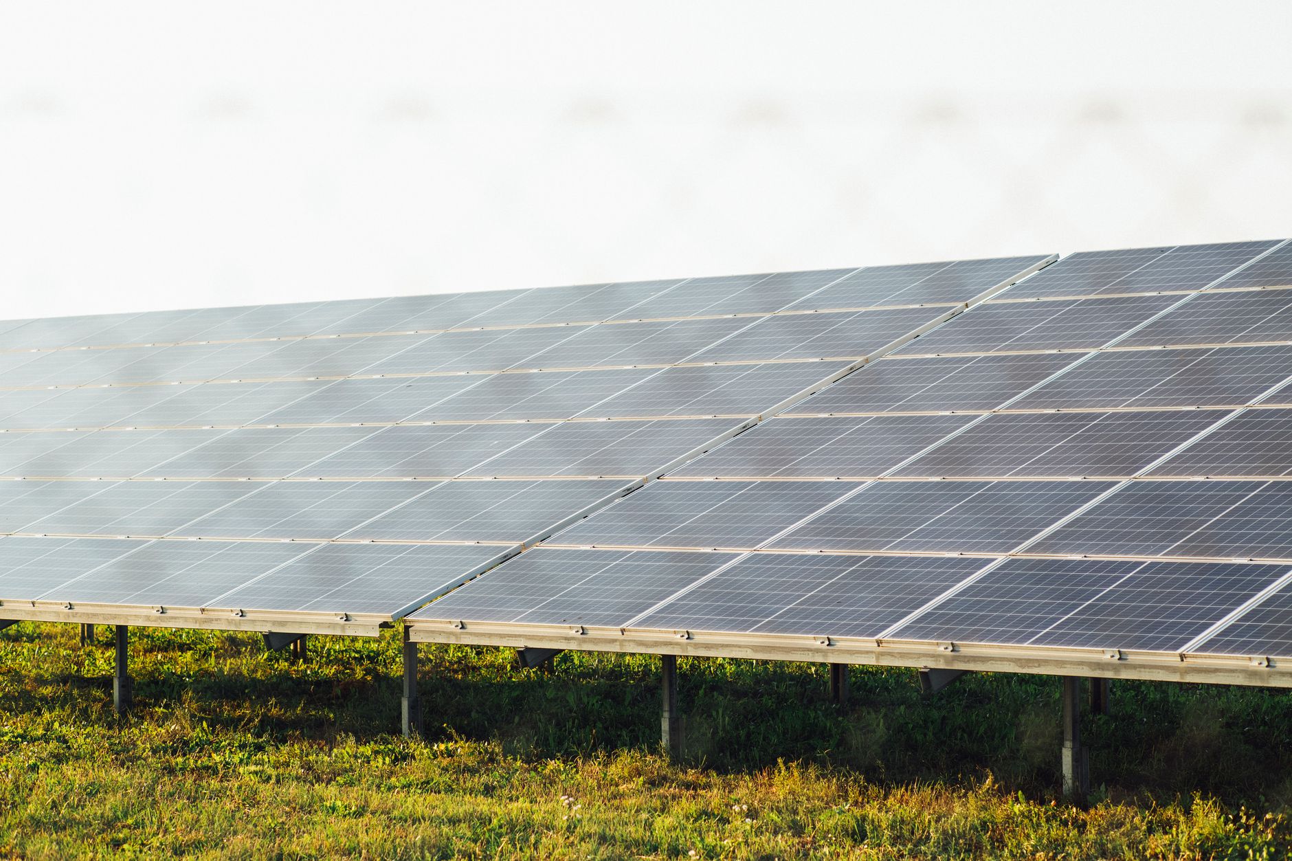 Under-panel edges in a solar power plant